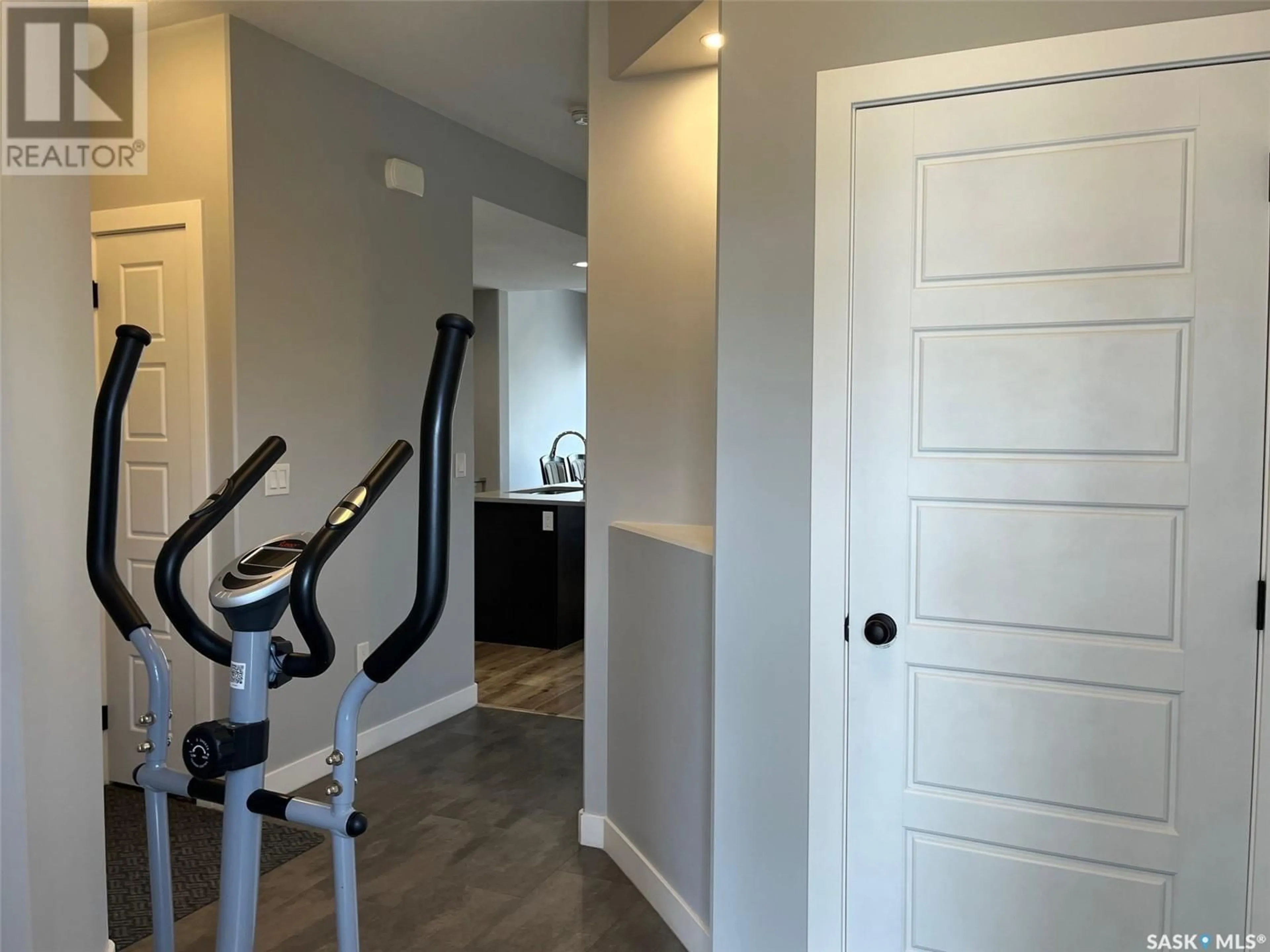 Indoor entryway for 4142 DIEFENBAKER DRIVE, Saskatoon Saskatchewan S7L6W8
