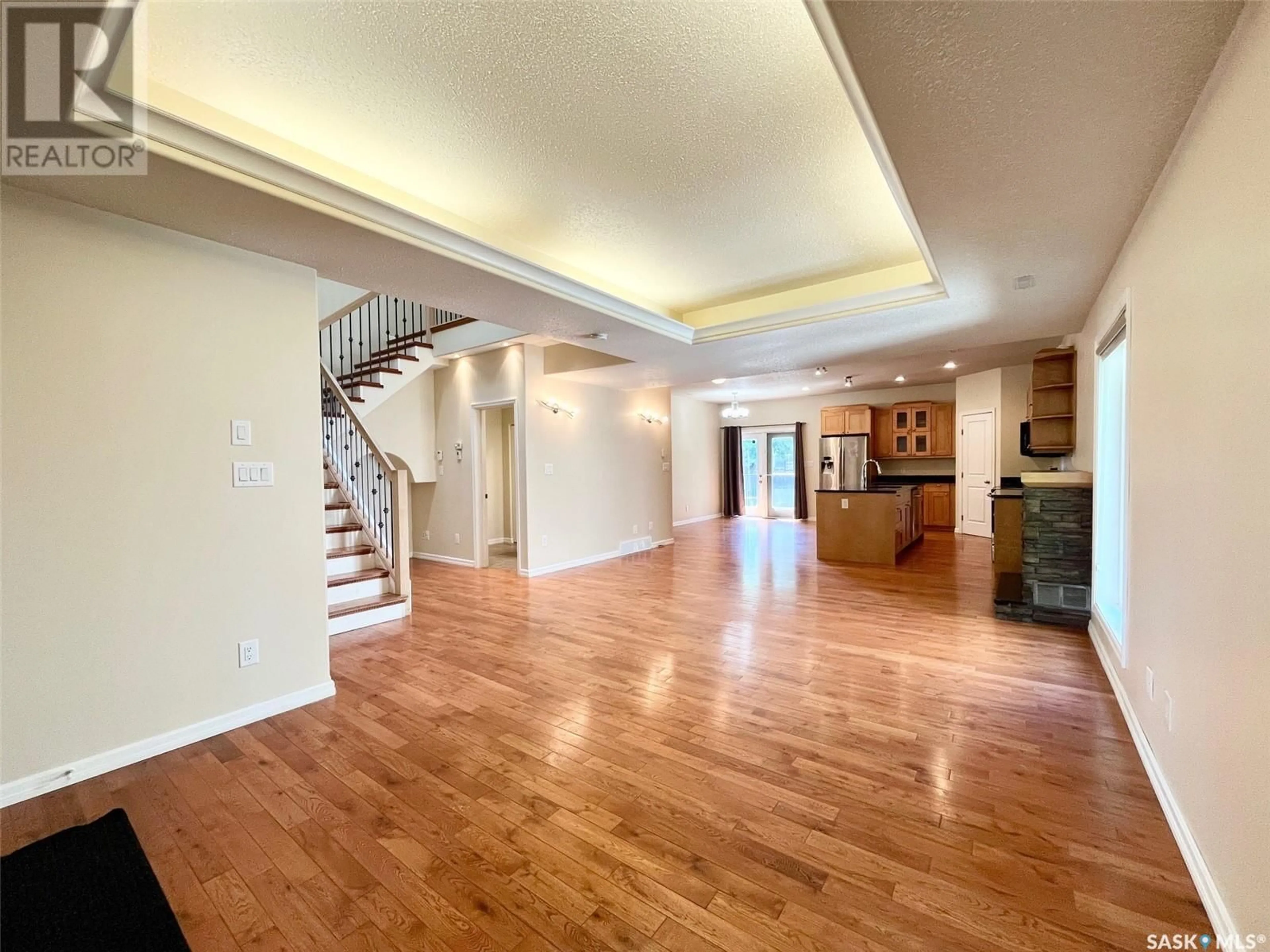 Indoor foyer for 4 211 20TH STREET, Prince Albert Saskatchewan S6V4G5