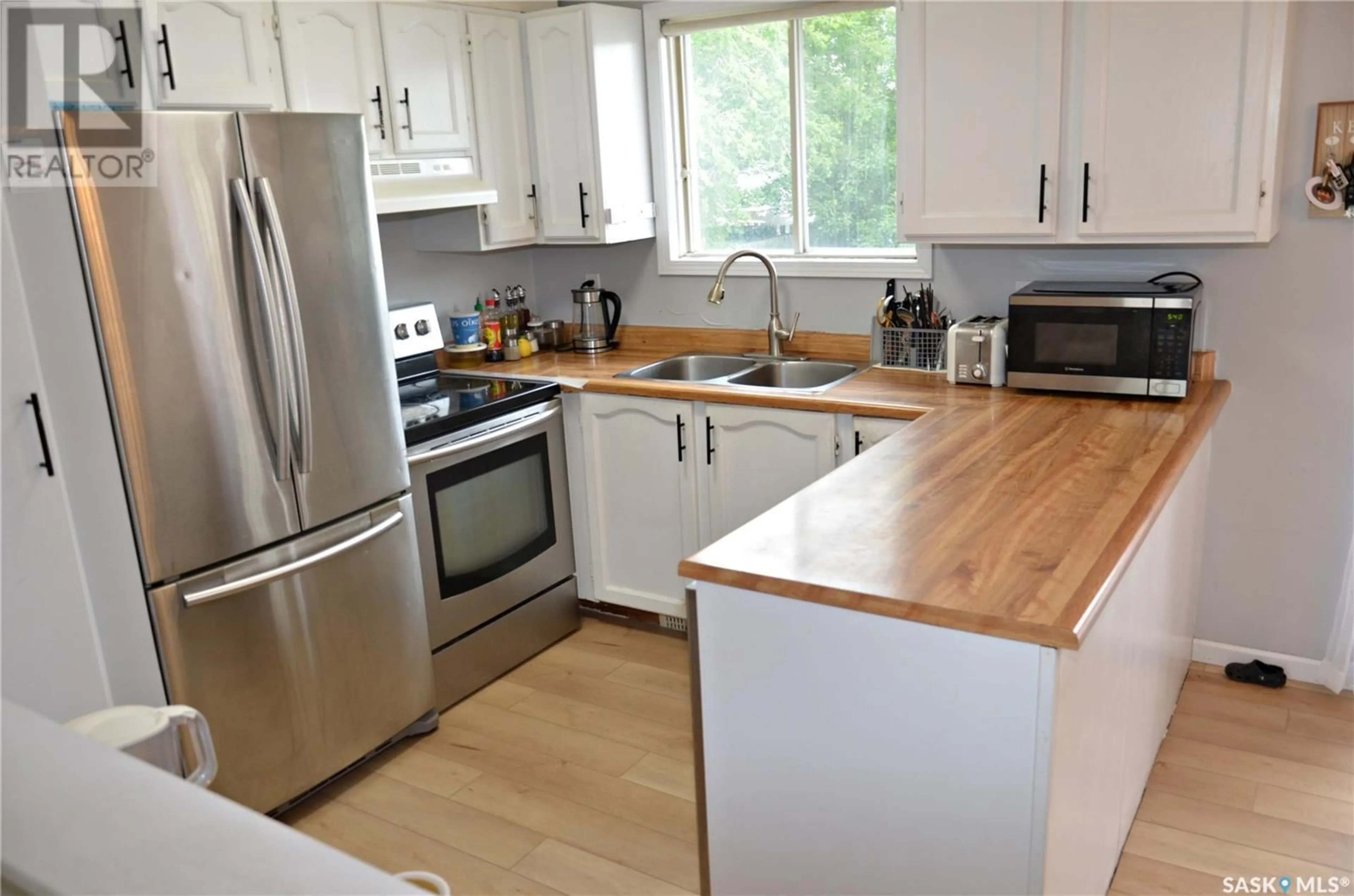 Standard kitchen, wood/laminate floor for 111 STACEY CRESCENT, Saskatoon Saskatchewan S7L7A6