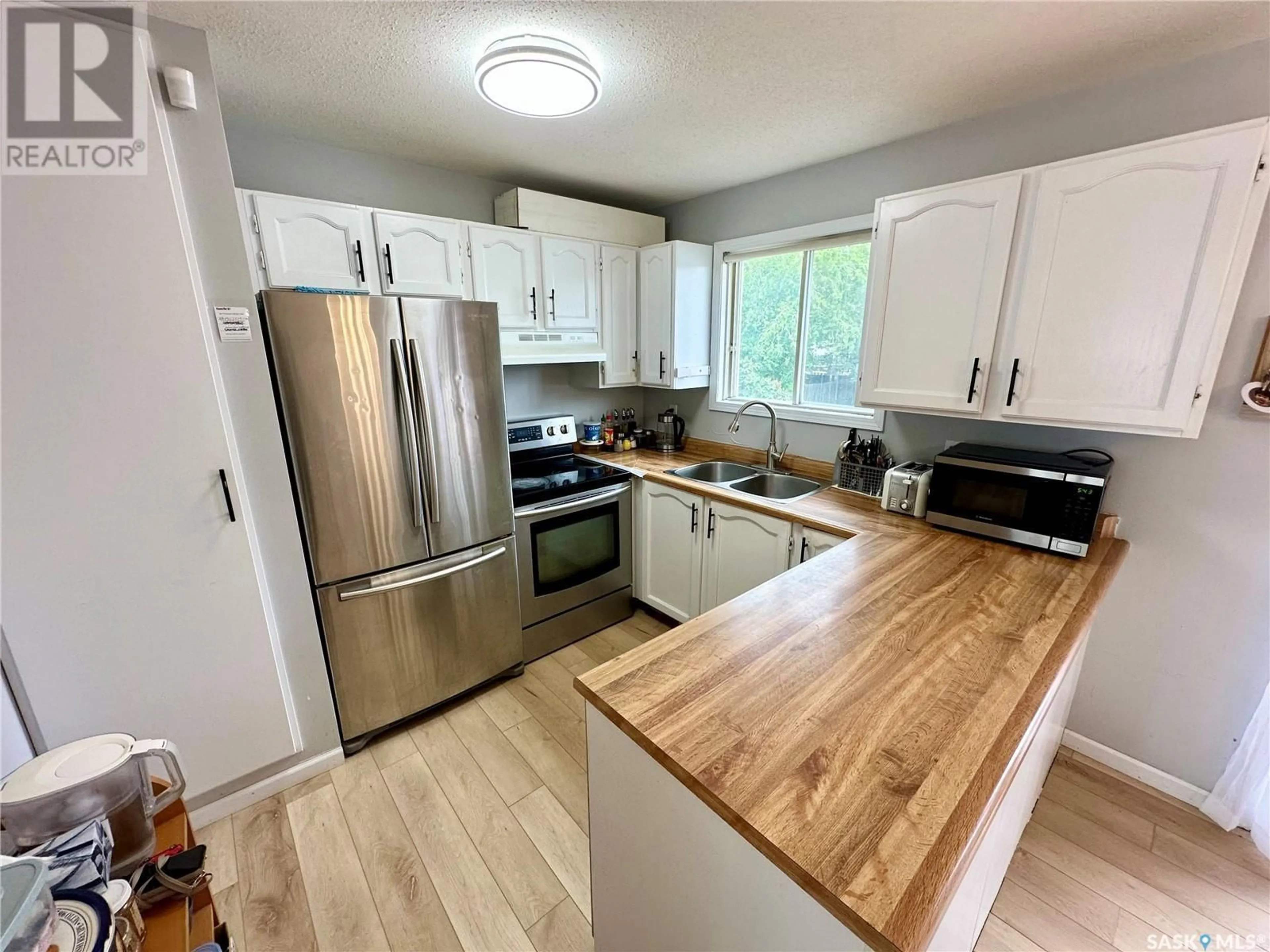 Open concept kitchen, wood/laminate floor for 111 STACEY CRESCENT, Saskatoon Saskatchewan S7L7A6