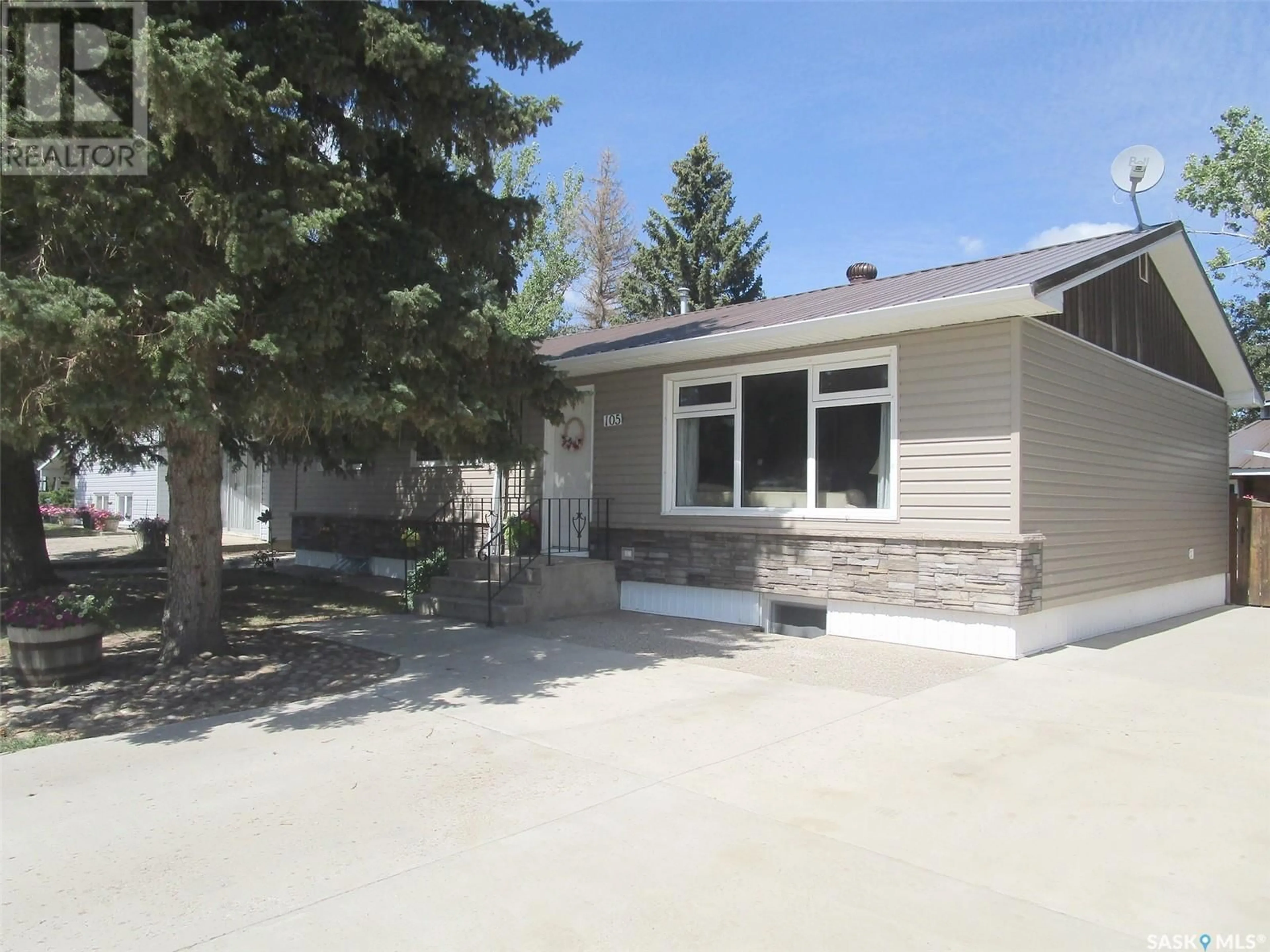 Home with vinyl exterior material, street for 105 ASSINIBOIA AVENUE, Assiniboia Saskatchewan S0H0B0