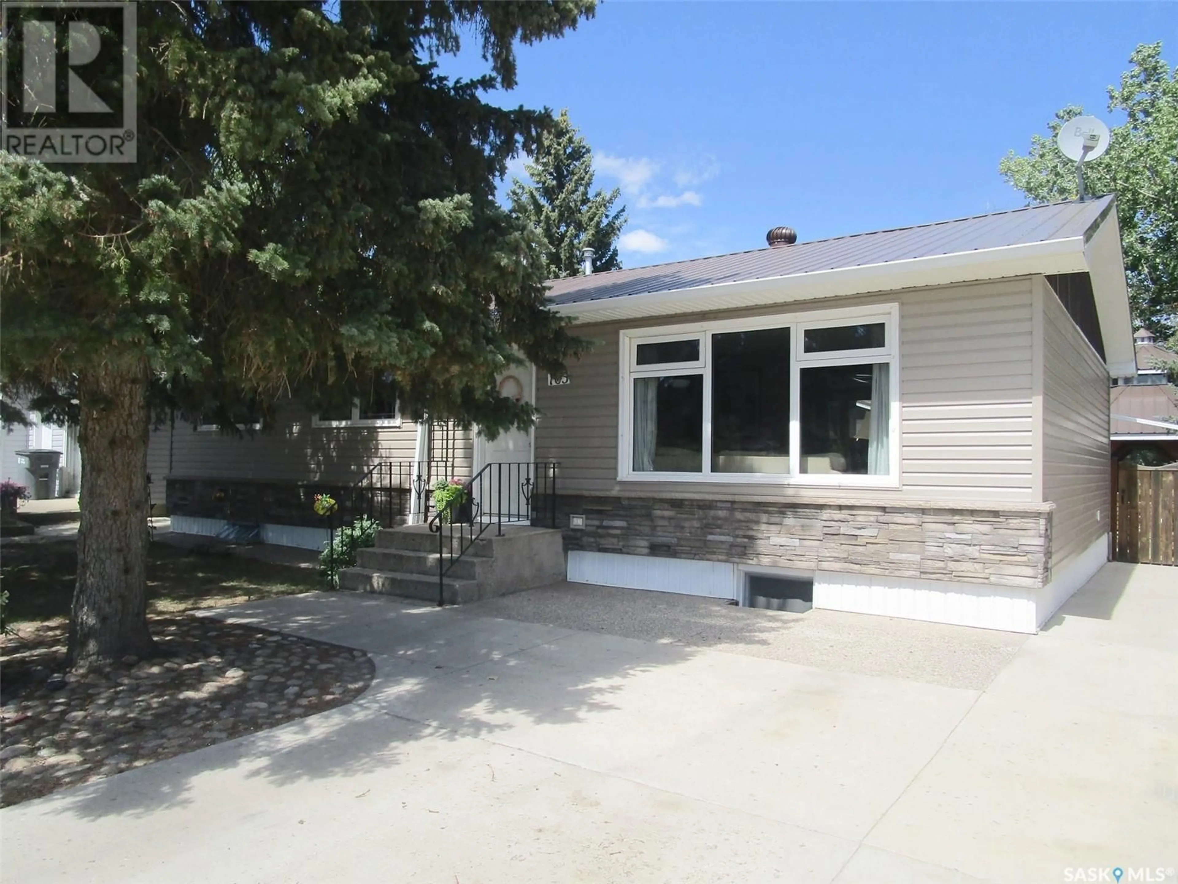 Home with vinyl exterior material, street for 105 ASSINIBOIA AVENUE, Assiniboia Saskatchewan S0H0B0