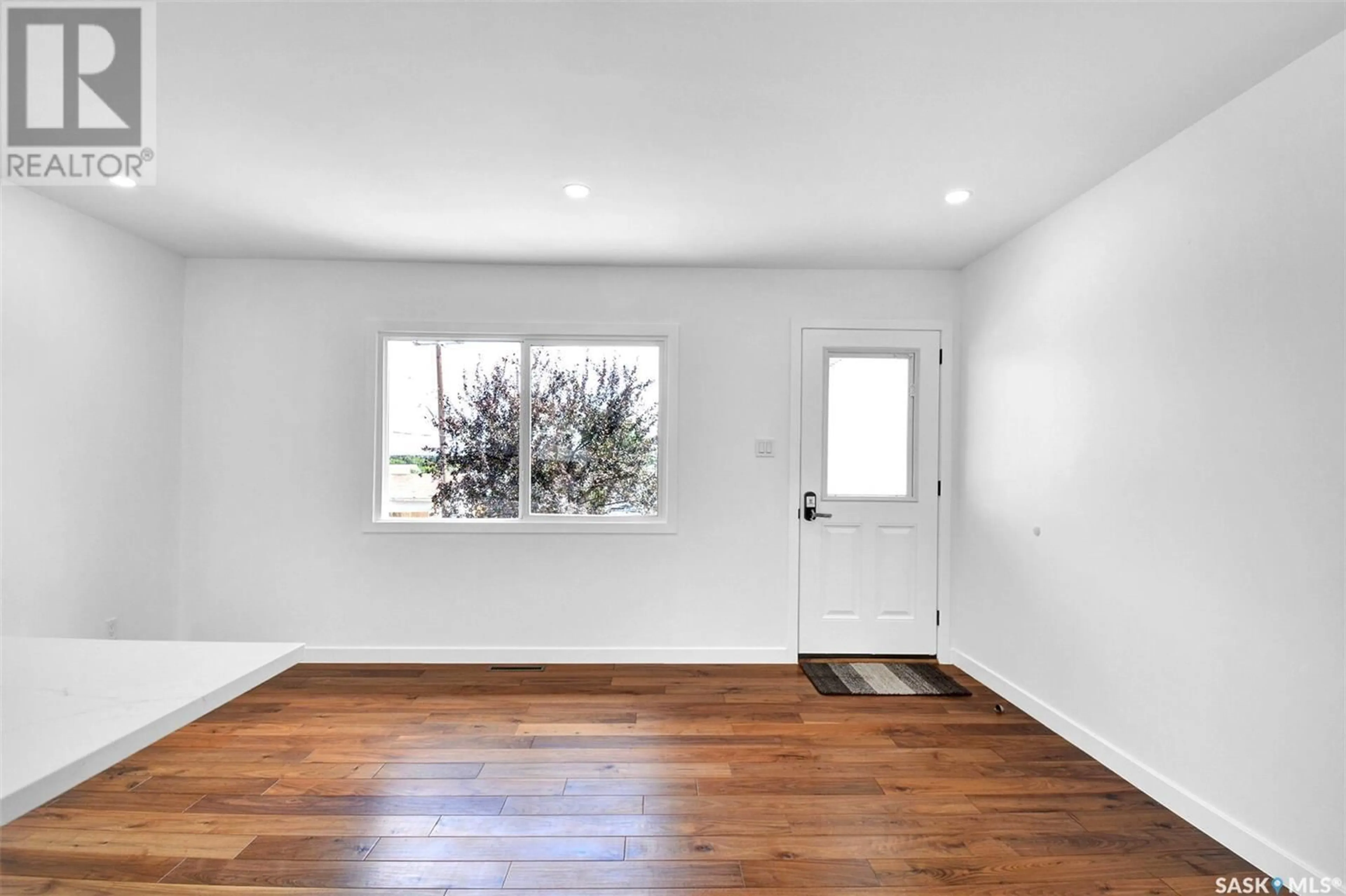 Indoor entryway for 1618 19TH STREET, Saskatoon Saskatchewan S7M1C6