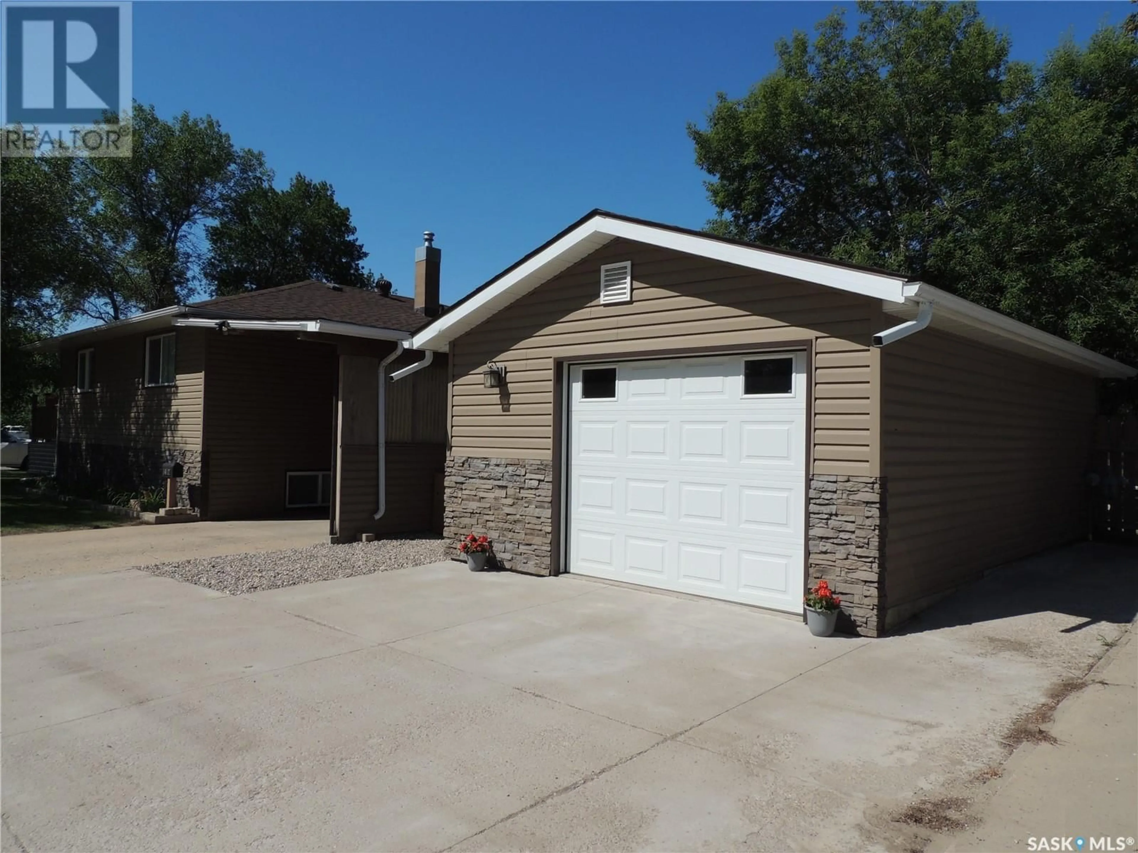 Indoor garage for 1412 NICHOLSON ROAD, Estevan Saskatchewan S4A1T7