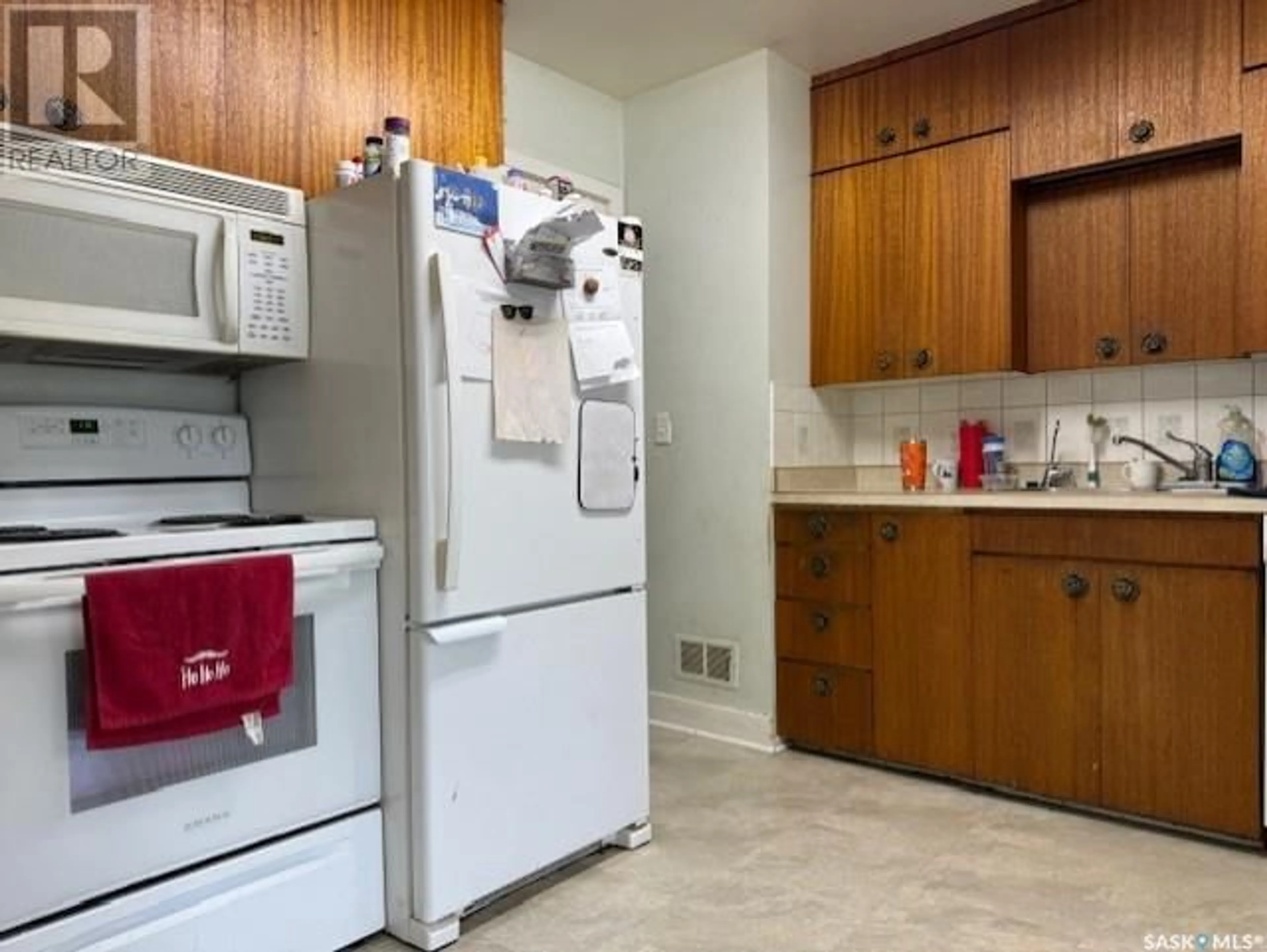 Standard kitchen, unknown for 228 8TH AVENUE, Melville Saskatchewan S0A2P0
