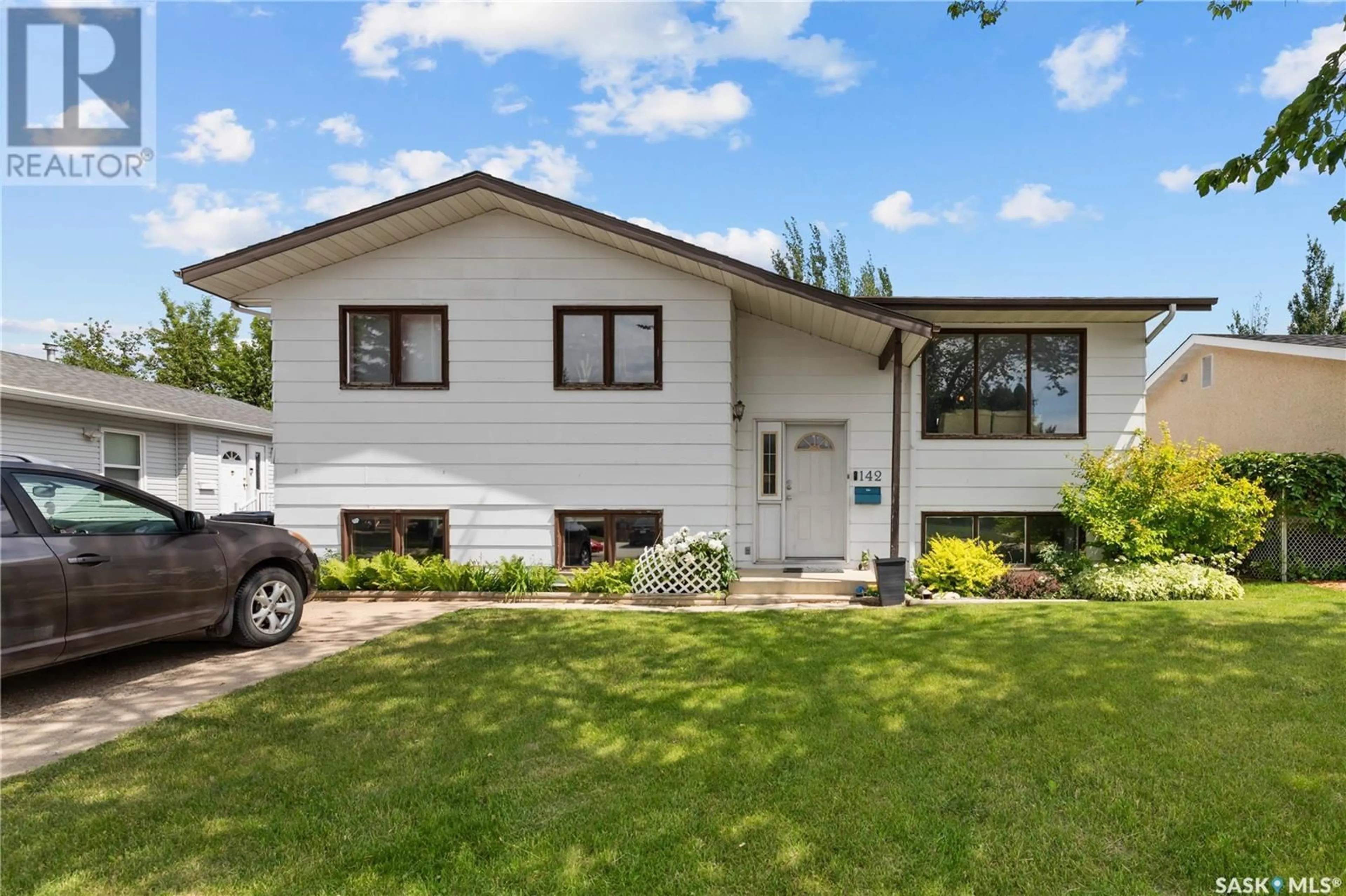 Home with vinyl exterior material, street for 142 DEVONSHIRE CRESCENT, Saskatoon Saskatchewan S7L5V7