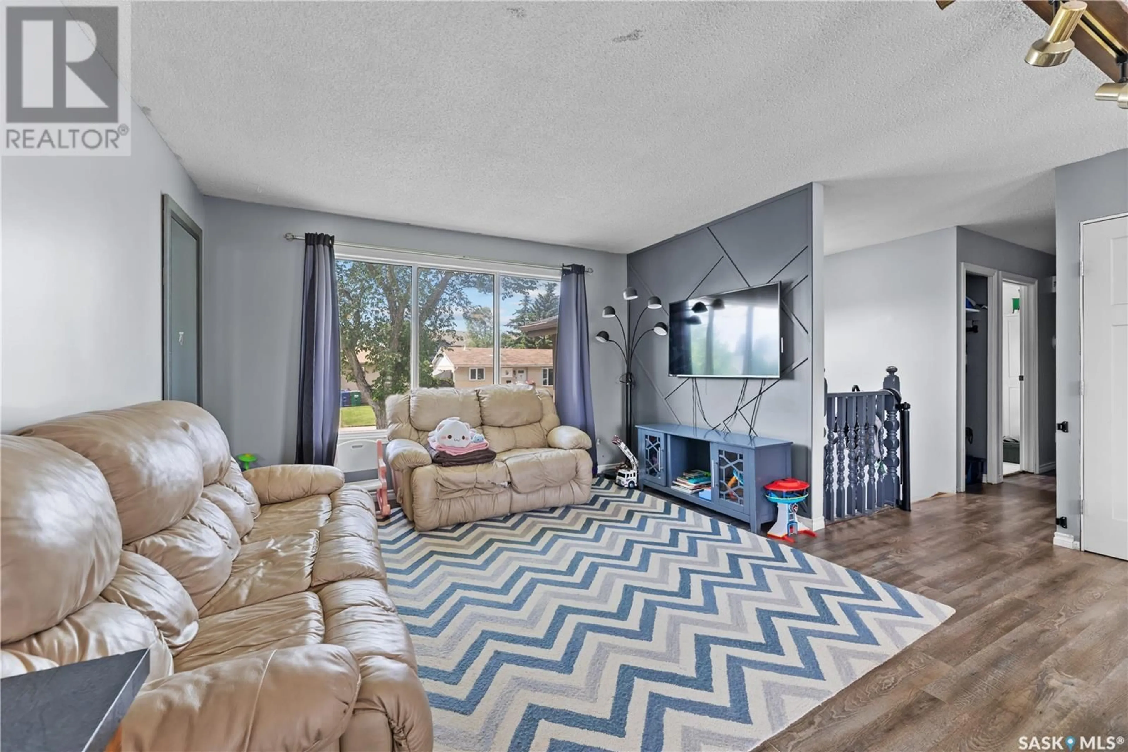 Living room with furniture, unknown for 142 DEVONSHIRE CRESCENT, Saskatoon Saskatchewan S7L5V7