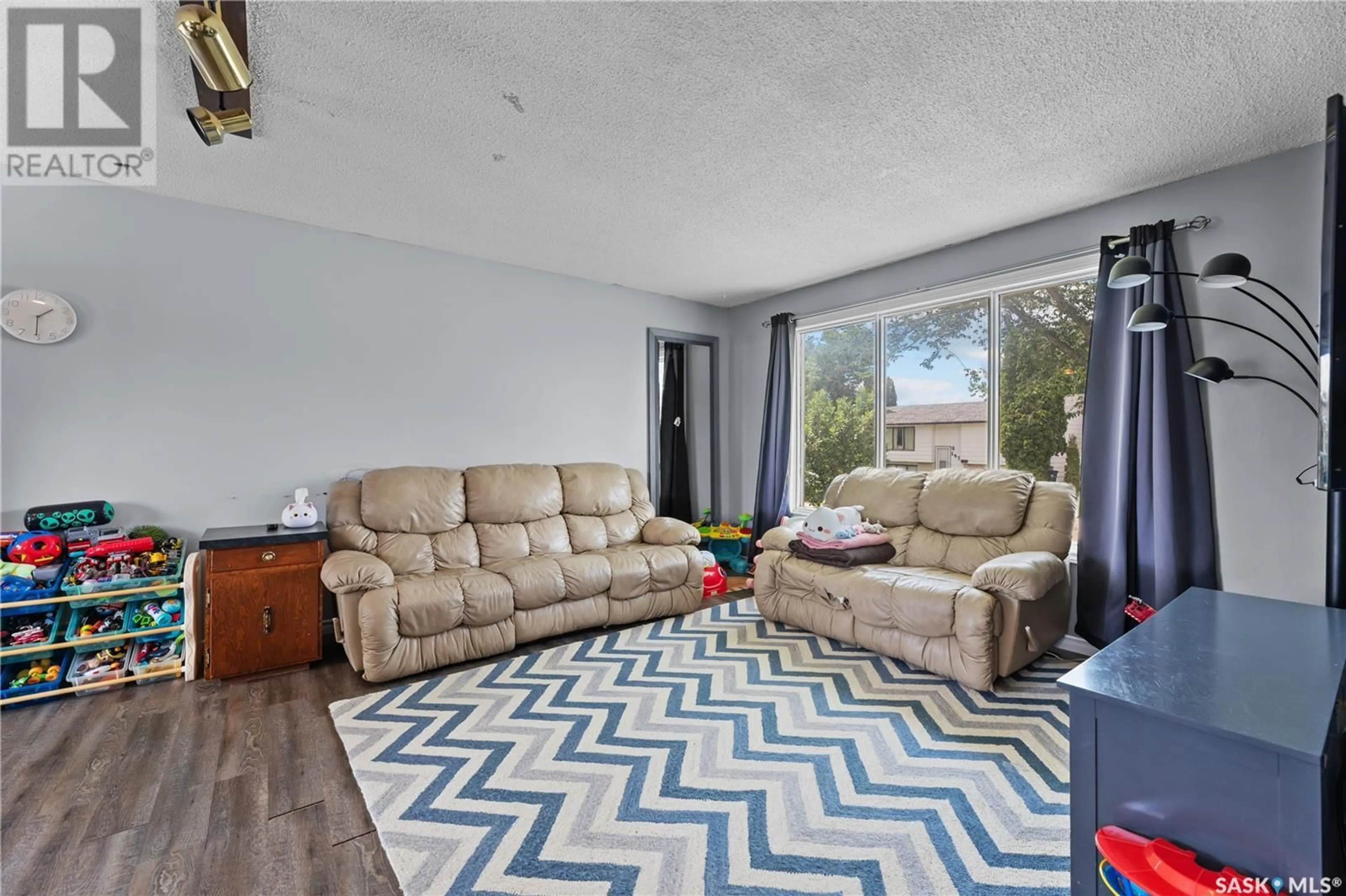 Living room with furniture, unknown for 142 DEVONSHIRE CRESCENT, Saskatoon Saskatchewan S7L5V7