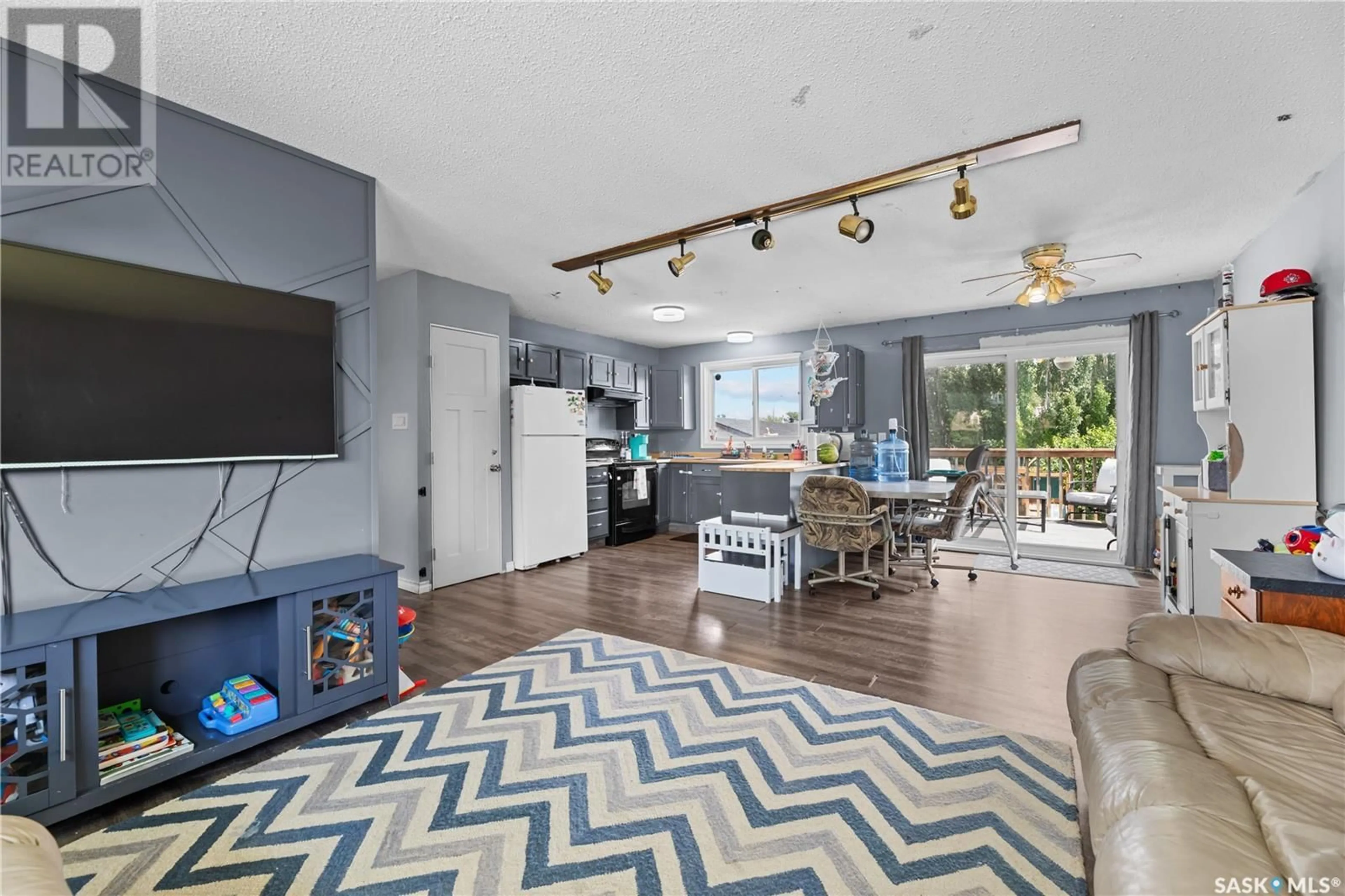 Open concept kitchen, unknown for 142 DEVONSHIRE CRESCENT, Saskatoon Saskatchewan S7L5V7