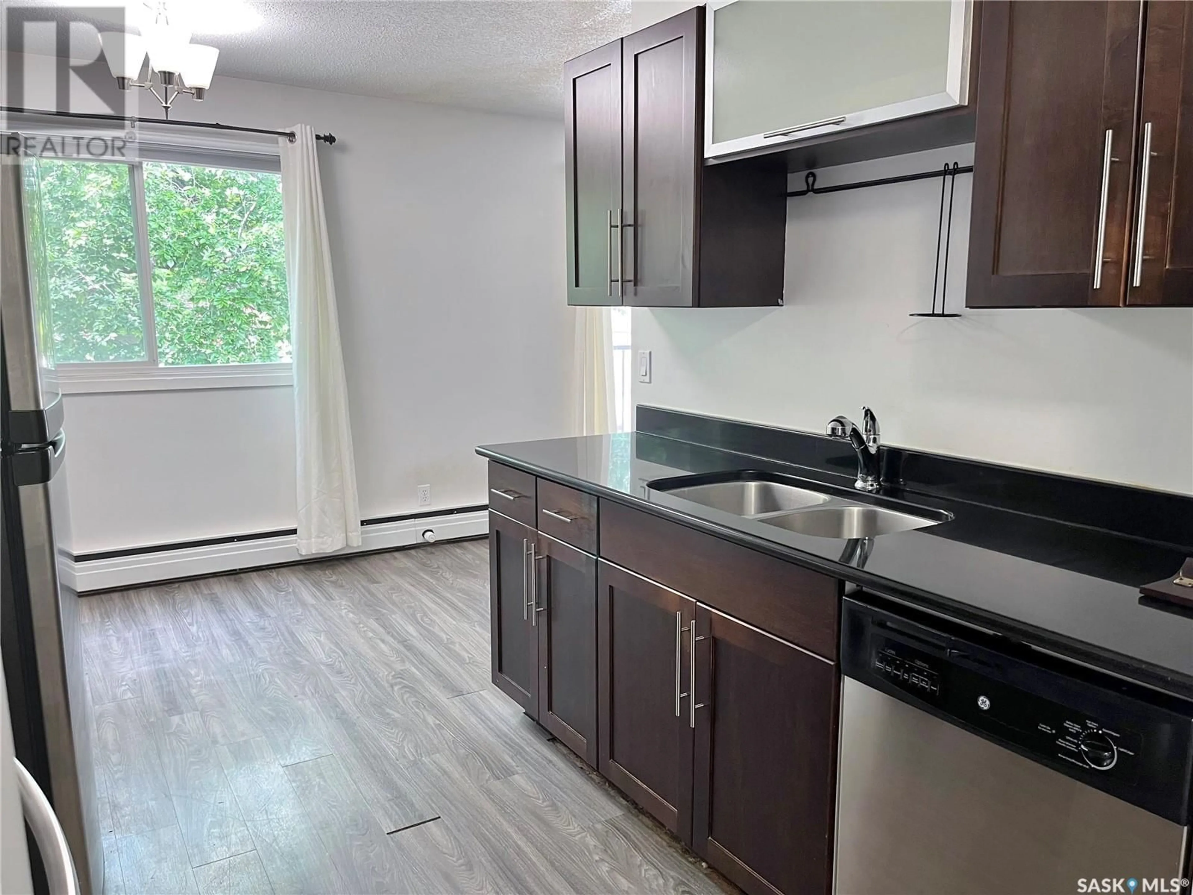 Standard kitchen, wood/laminate floor for 14 601 LANSDOWNE AVENUE, Saskatoon Saskatchewan S7N1E2
