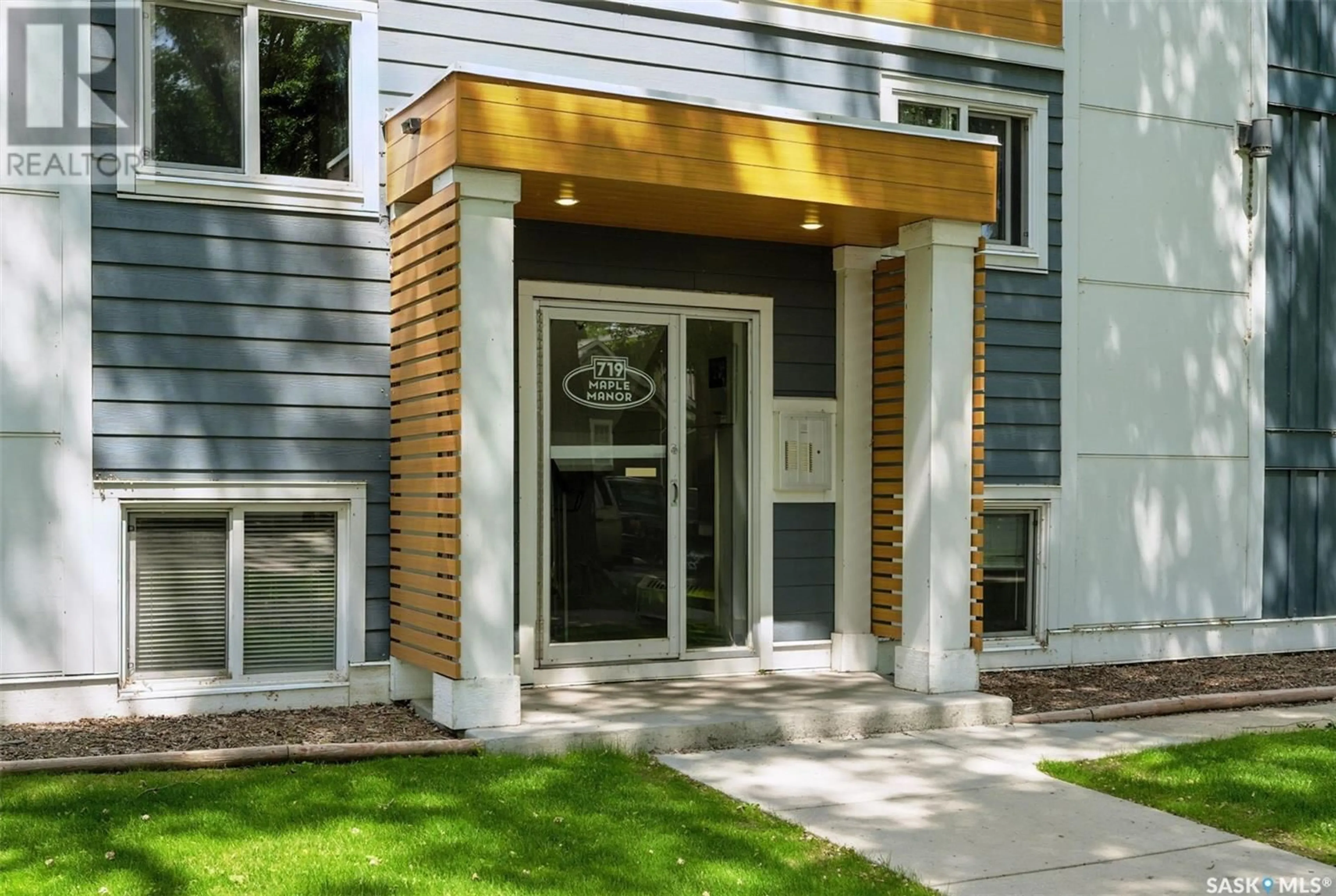 Indoor entryway for E - 8 719 10TH STREET, Saskatoon Saskatchewan S7H0H2