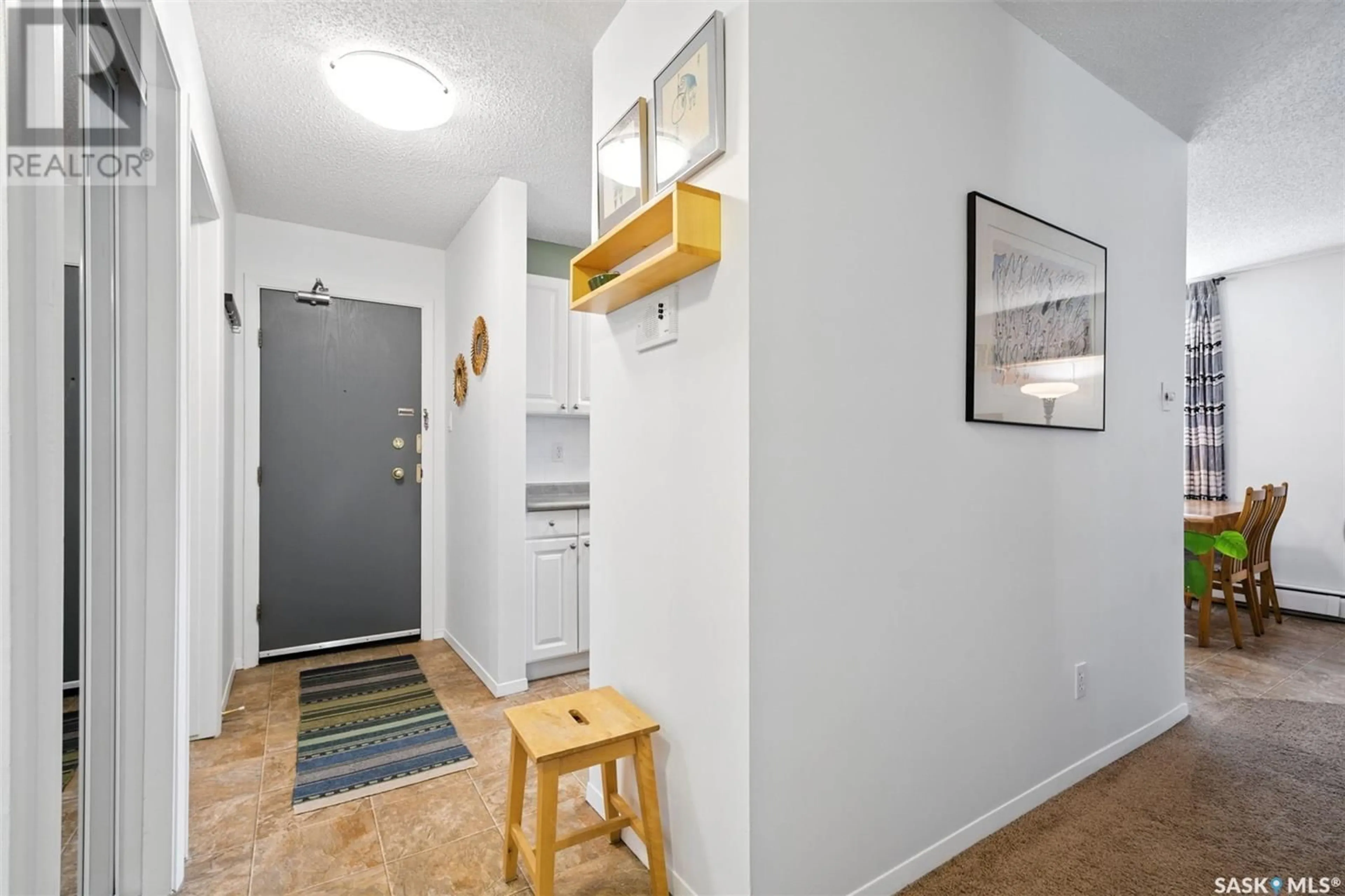 Indoor entryway for E - 8 719 10TH STREET, Saskatoon Saskatchewan S7H0H2