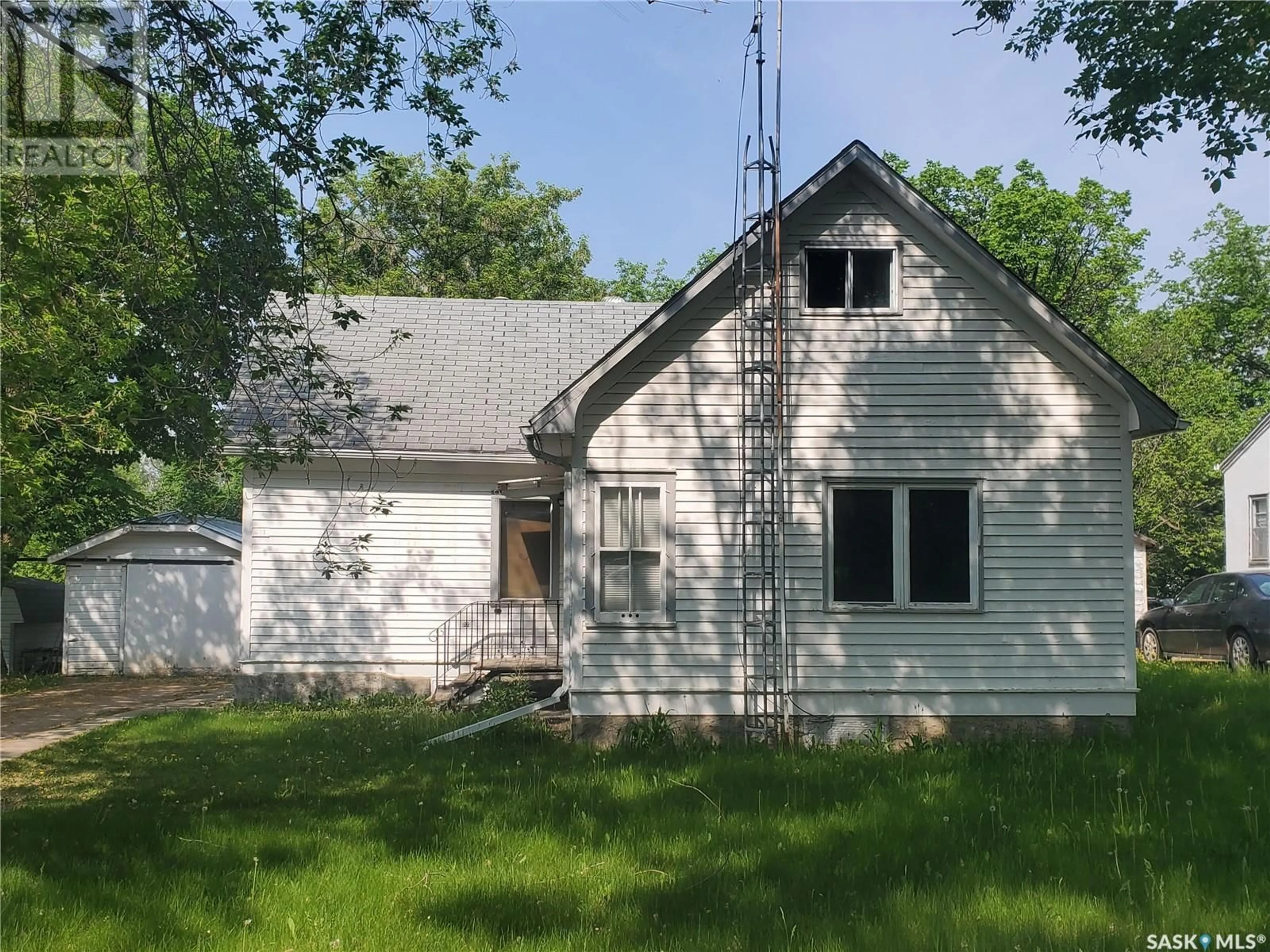 Home with vinyl exterior material, building for 611 EAST AVENUE, Kamsack Saskatchewan S0A1S0