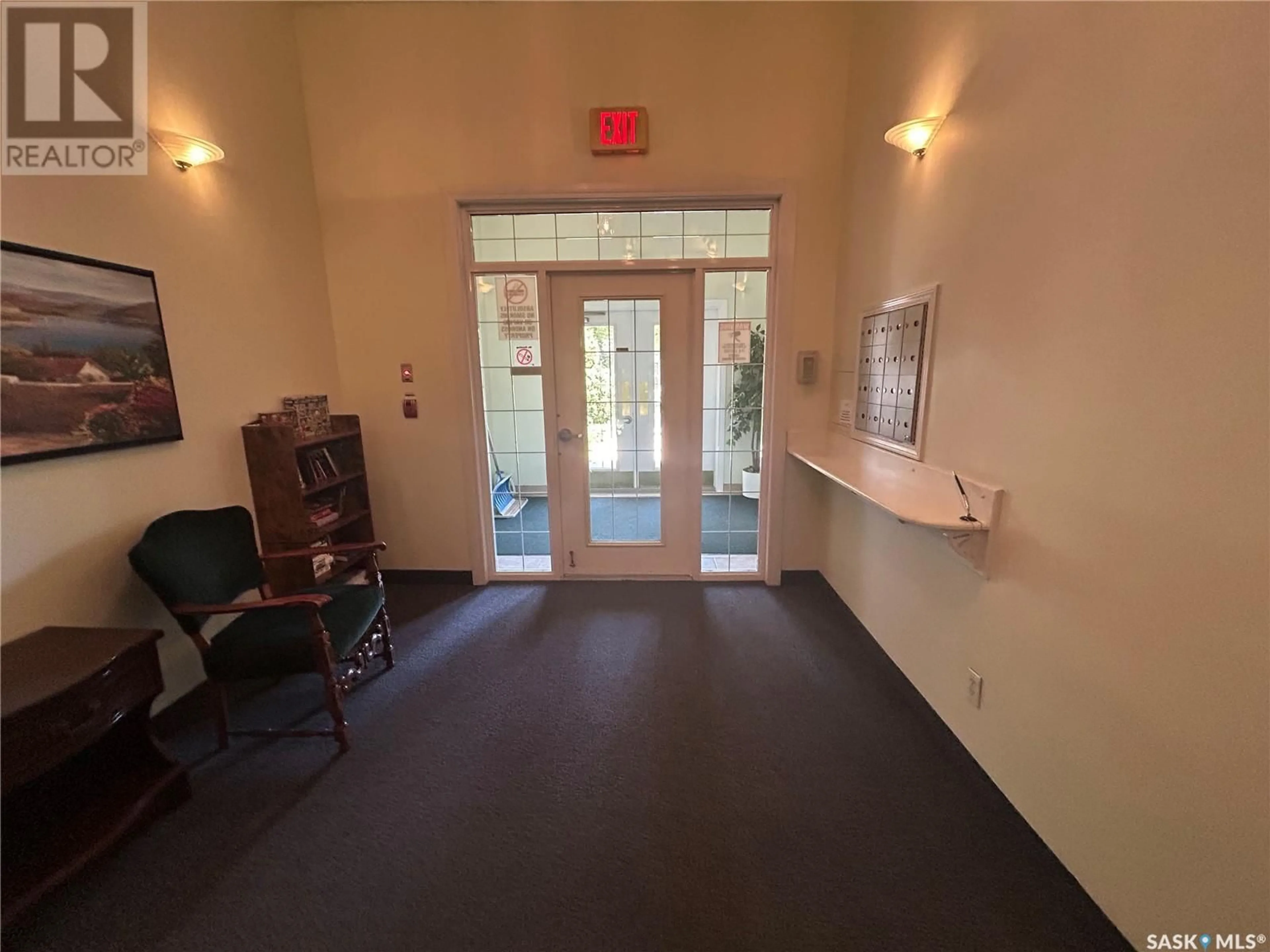 Indoor foyer for 204 - 1202 1ST AVENUE, Moose Jaw Saskatchewan S6H3N6