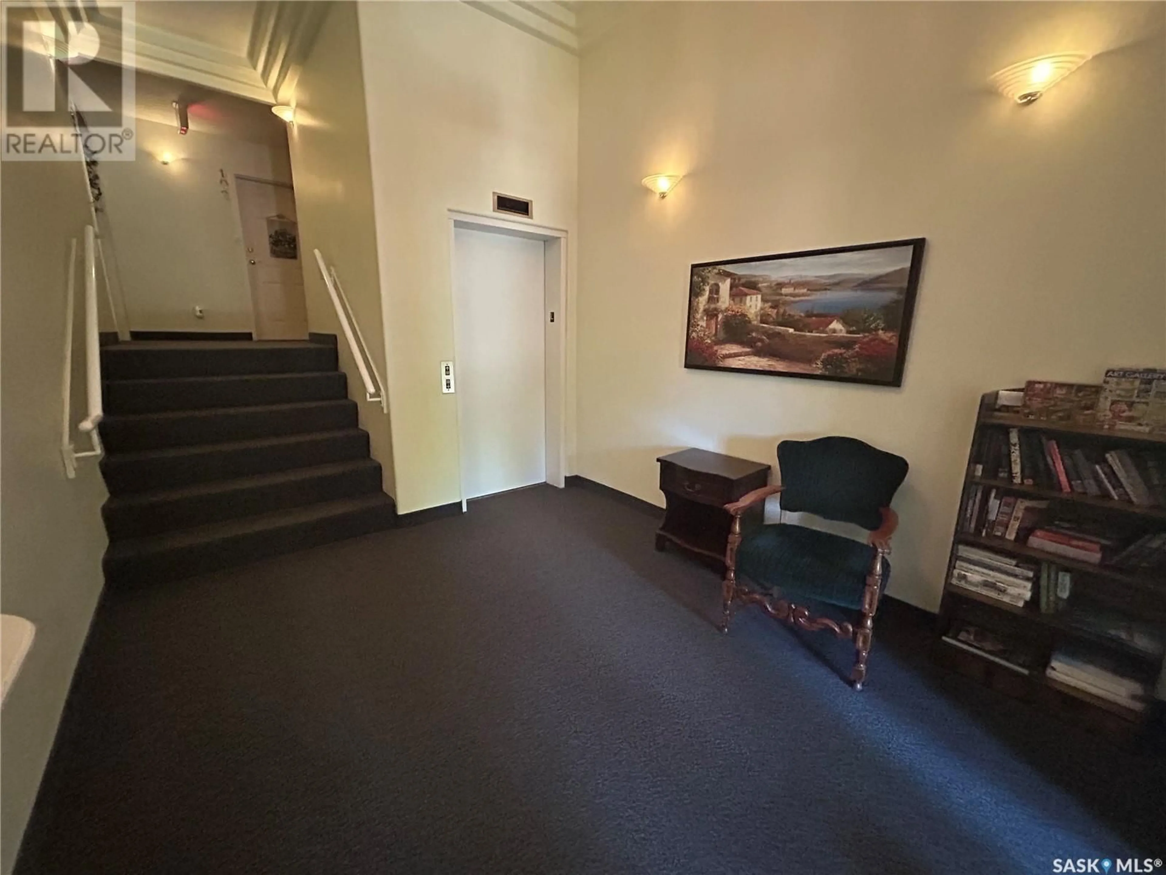 Indoor foyer for 204 - 1202 1ST AVENUE, Moose Jaw Saskatchewan S6H3N6