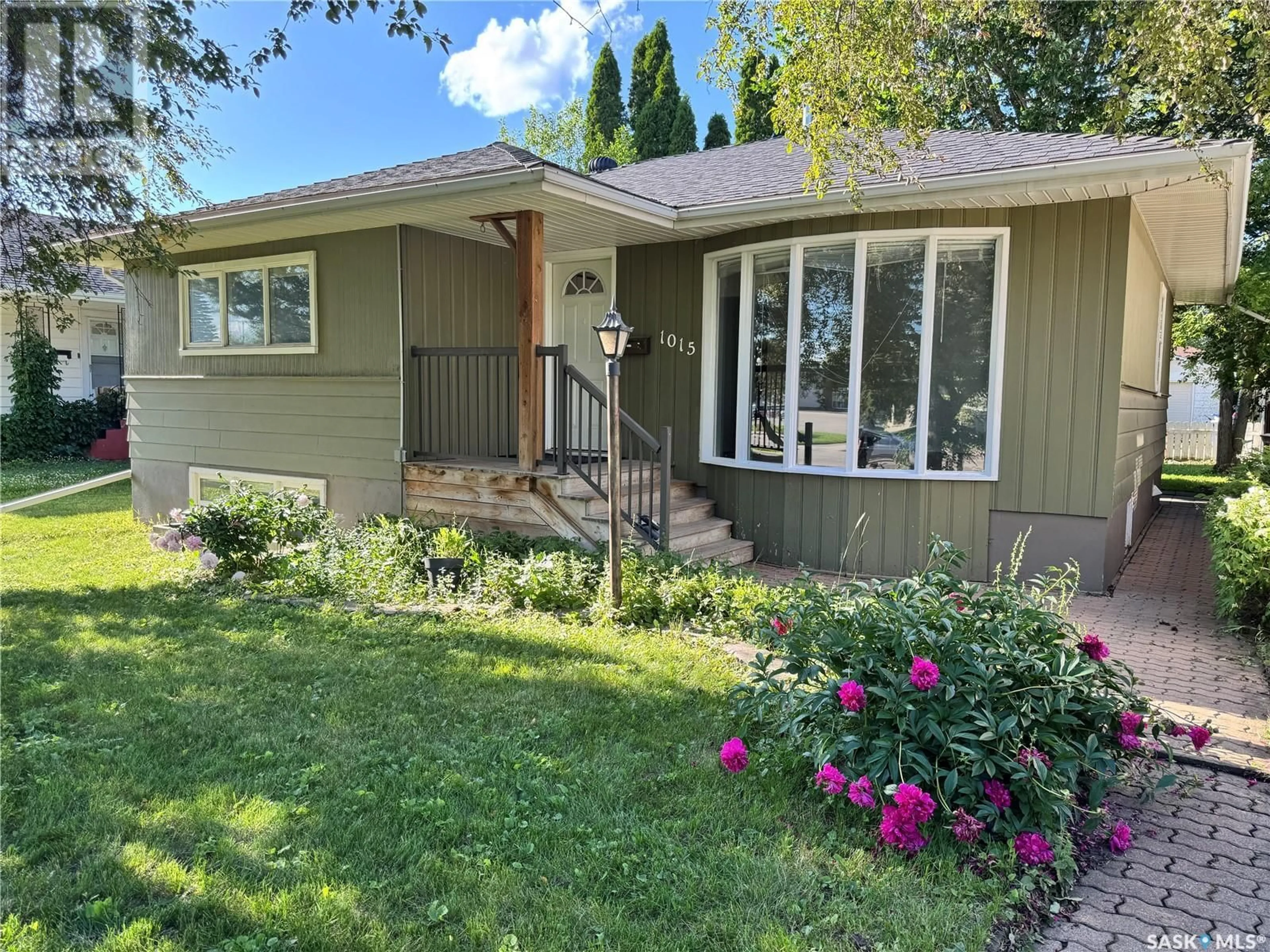 Home with vinyl exterior material, street for 1015 TAYLOR STREET, Saskatoon Saskatchewan S7H1W4