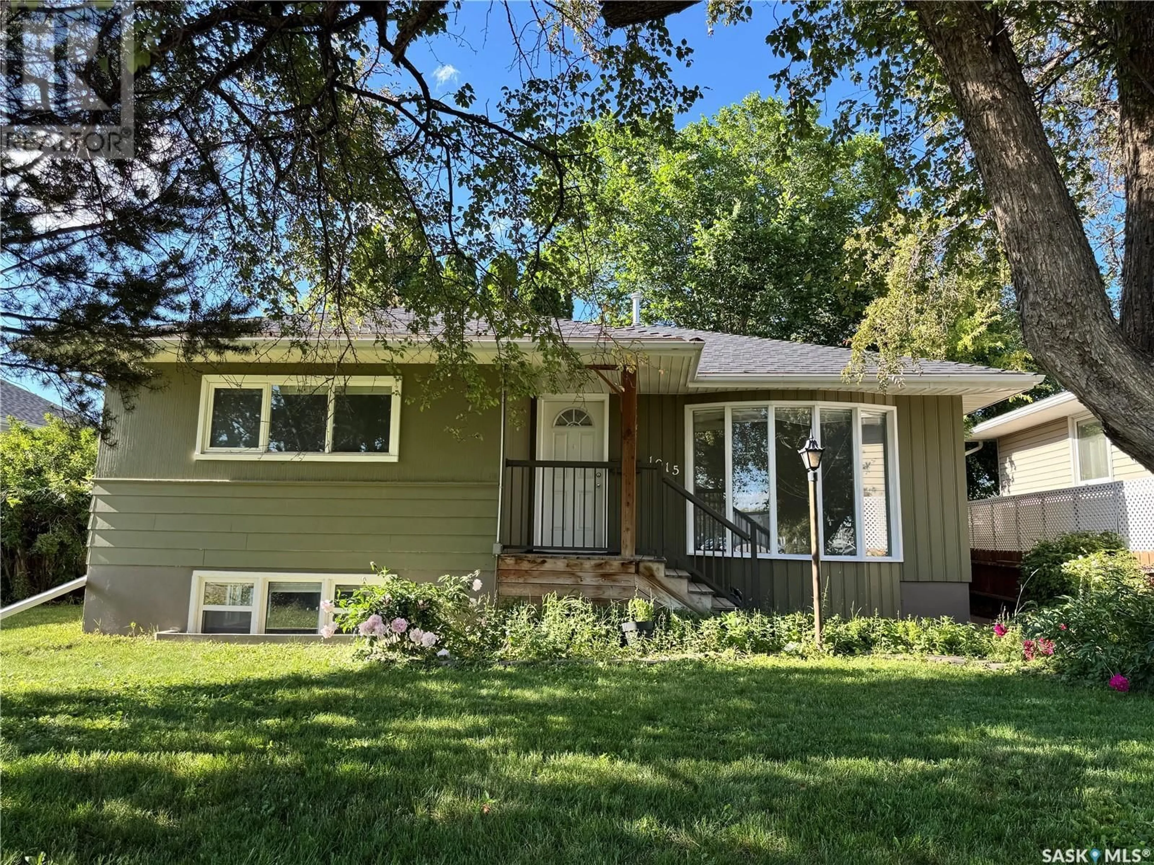 Home with vinyl exterior material, street for 1015 TAYLOR STREET, Saskatoon Saskatchewan S7H1W4