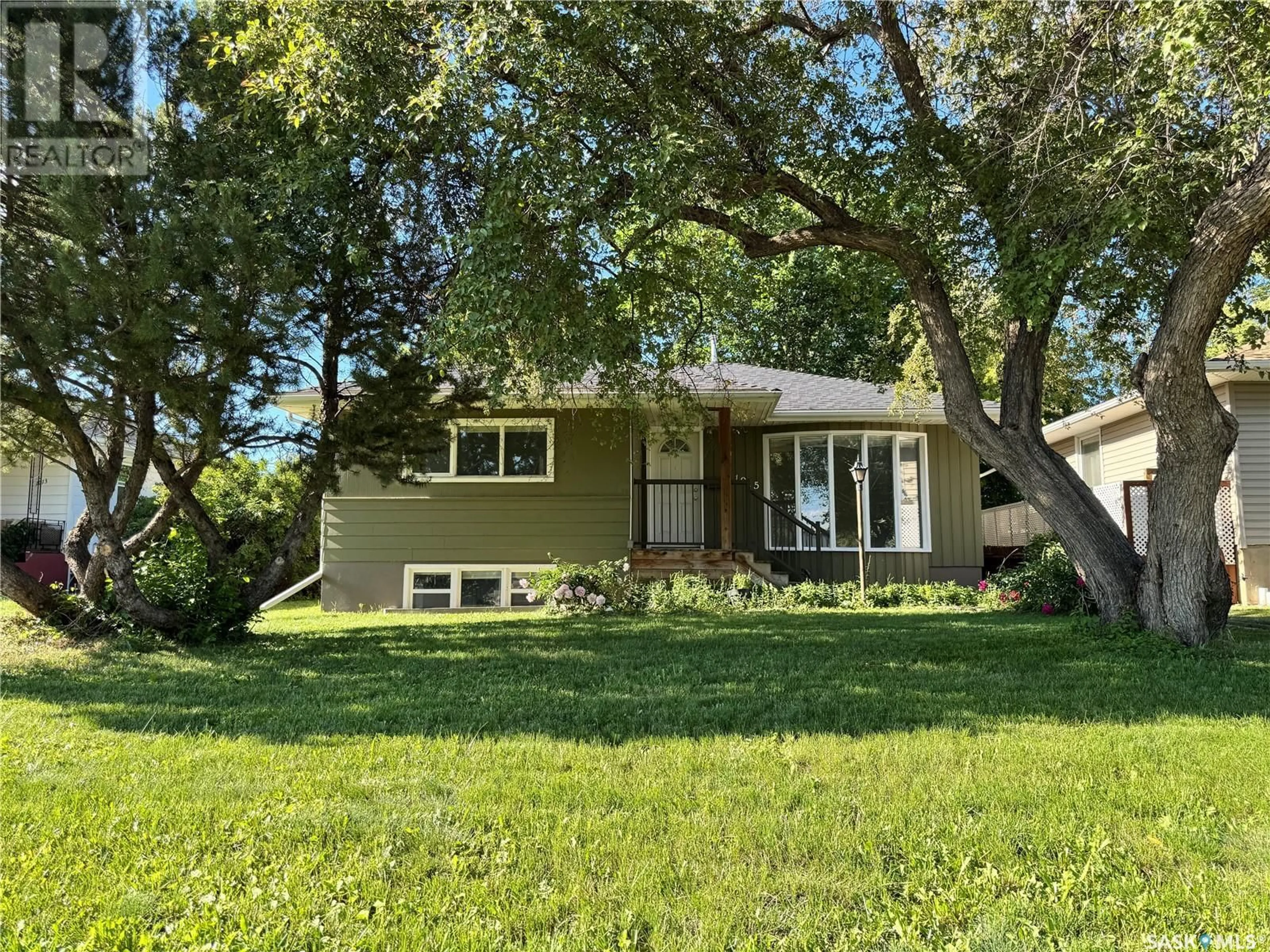 Home with vinyl exterior material, street for 1015 TAYLOR STREET, Saskatoon Saskatchewan S7H1W4