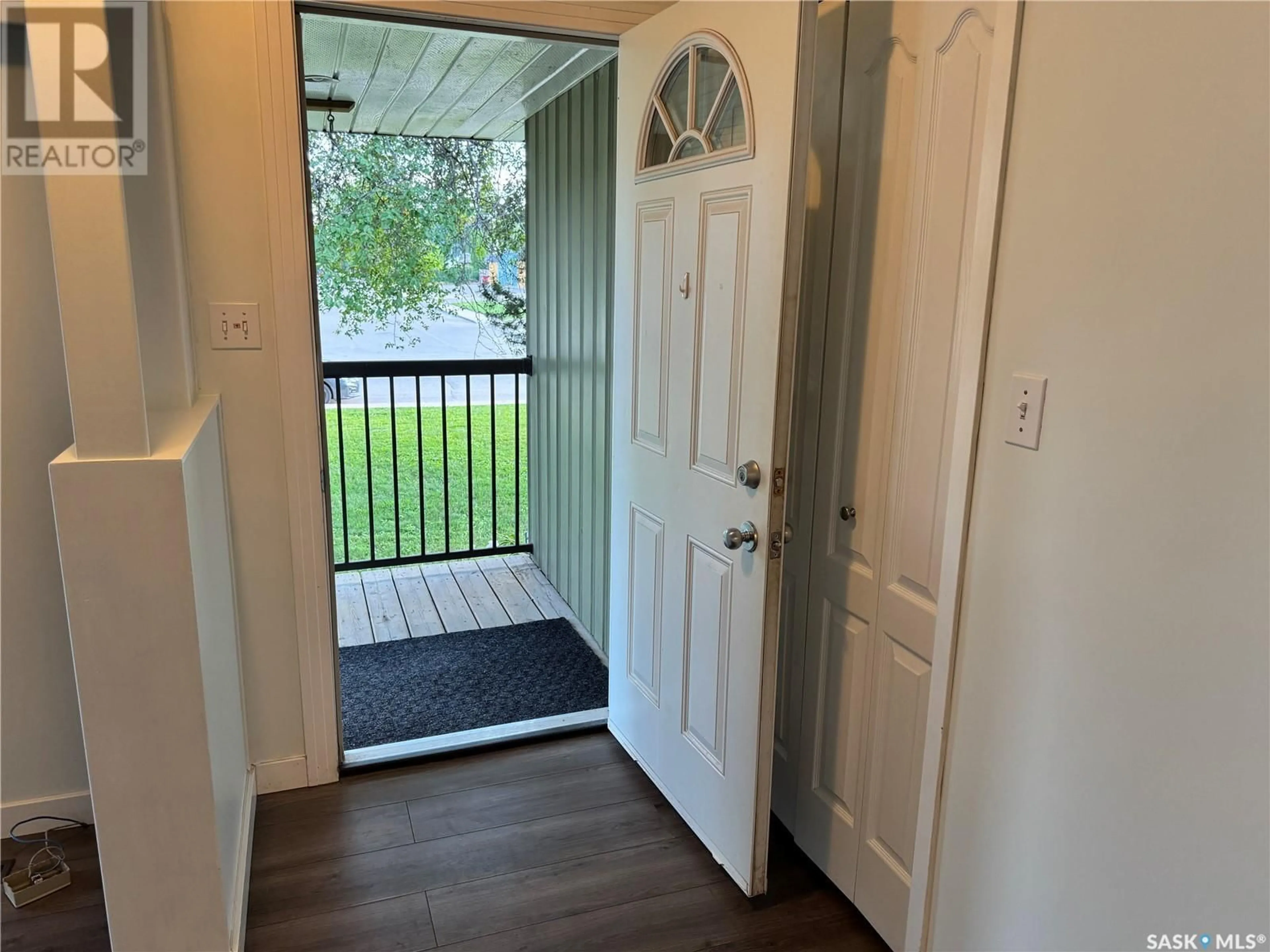 Indoor entryway for 1015 TAYLOR STREET, Saskatoon Saskatchewan S7H1W4