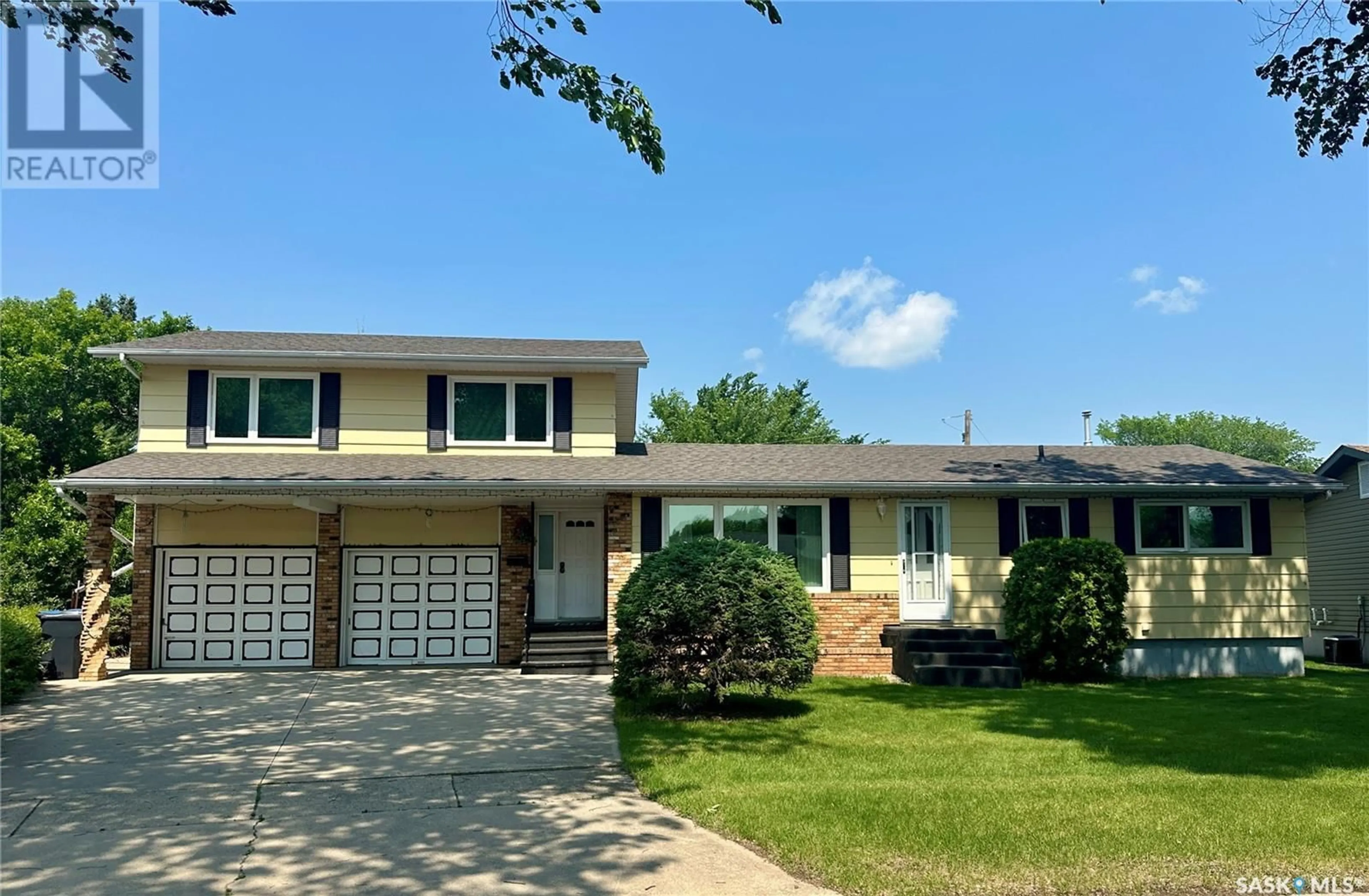 Home with vinyl exterior material, street for 123 JOHNSON CRESCENT, Canora Saskatchewan S0A0L0