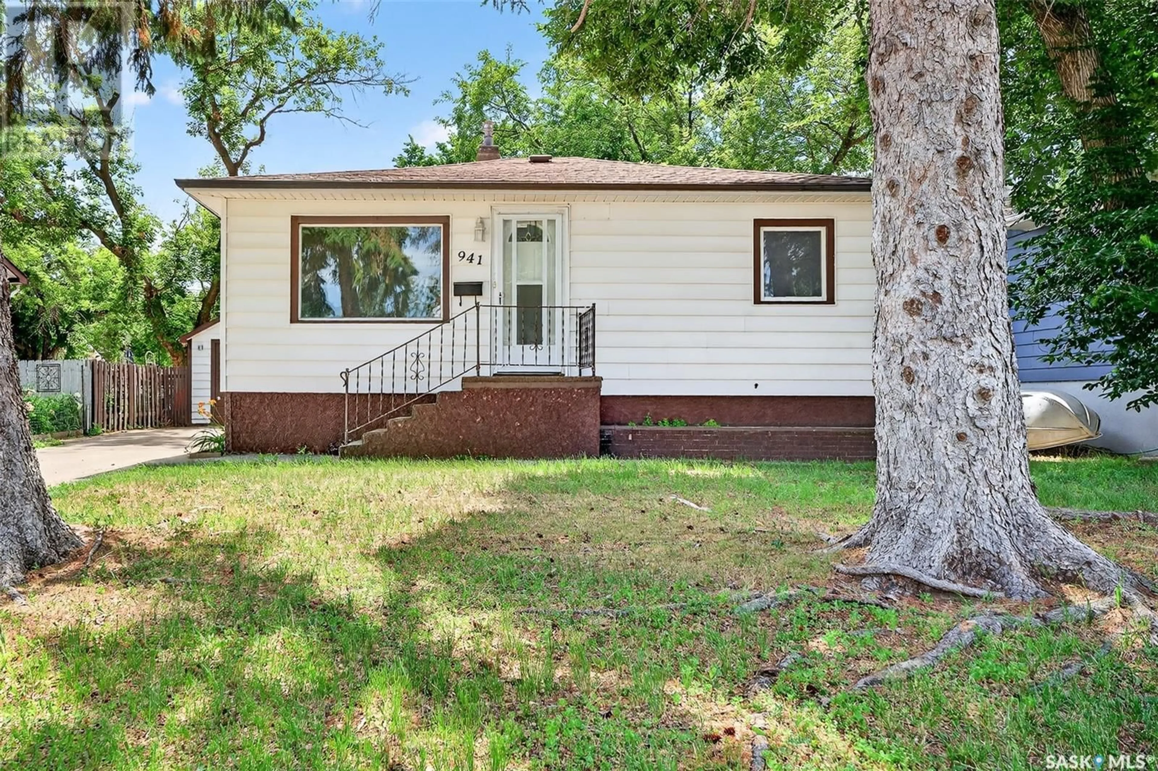 Home with vinyl exterior material, street for 941 VAUGHAN STREET, Moose Jaw Saskatchewan S6H5N9