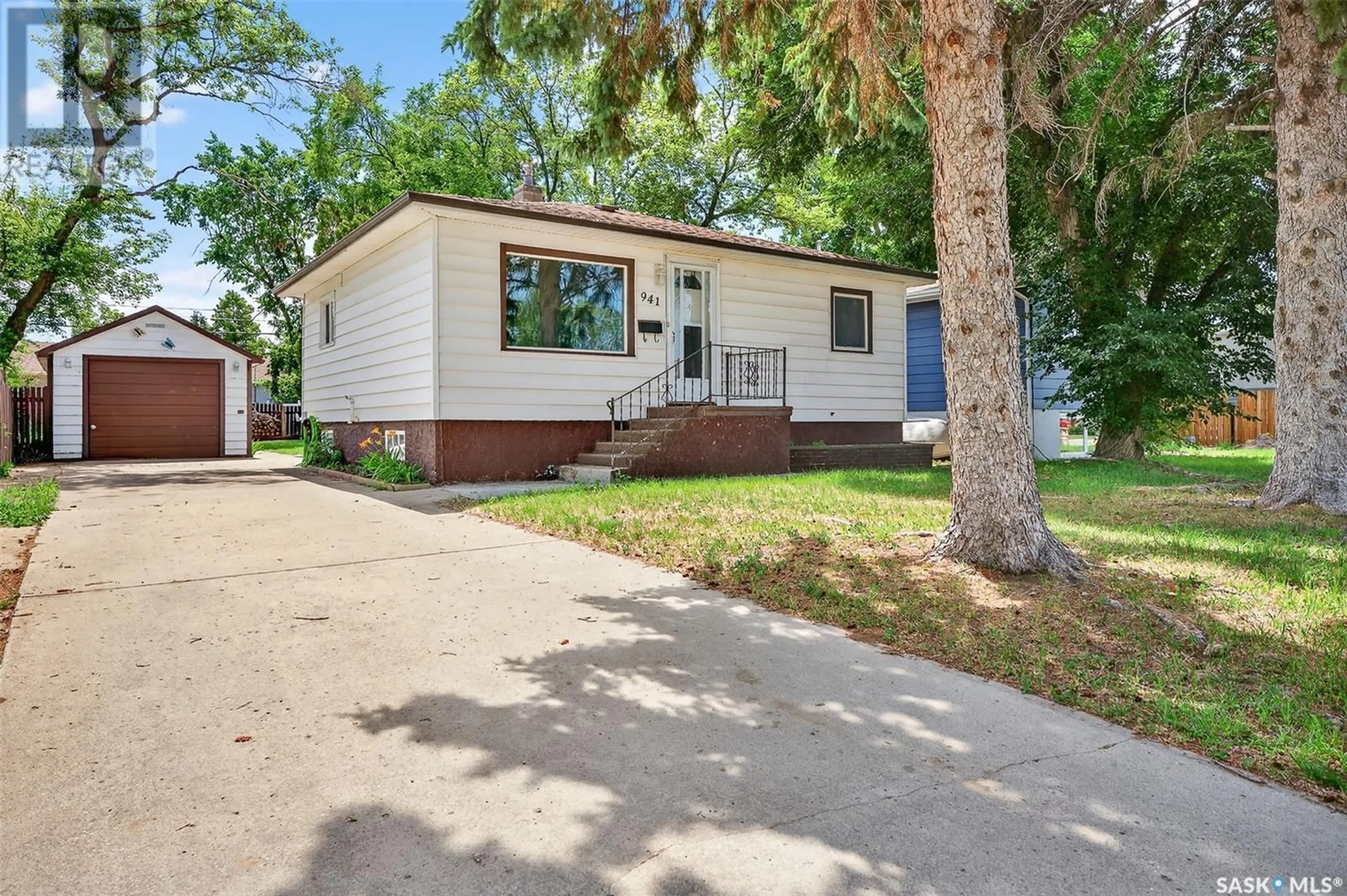 Home with vinyl exterior material, street for 941 VAUGHAN STREET, Moose Jaw Saskatchewan S6H5N9