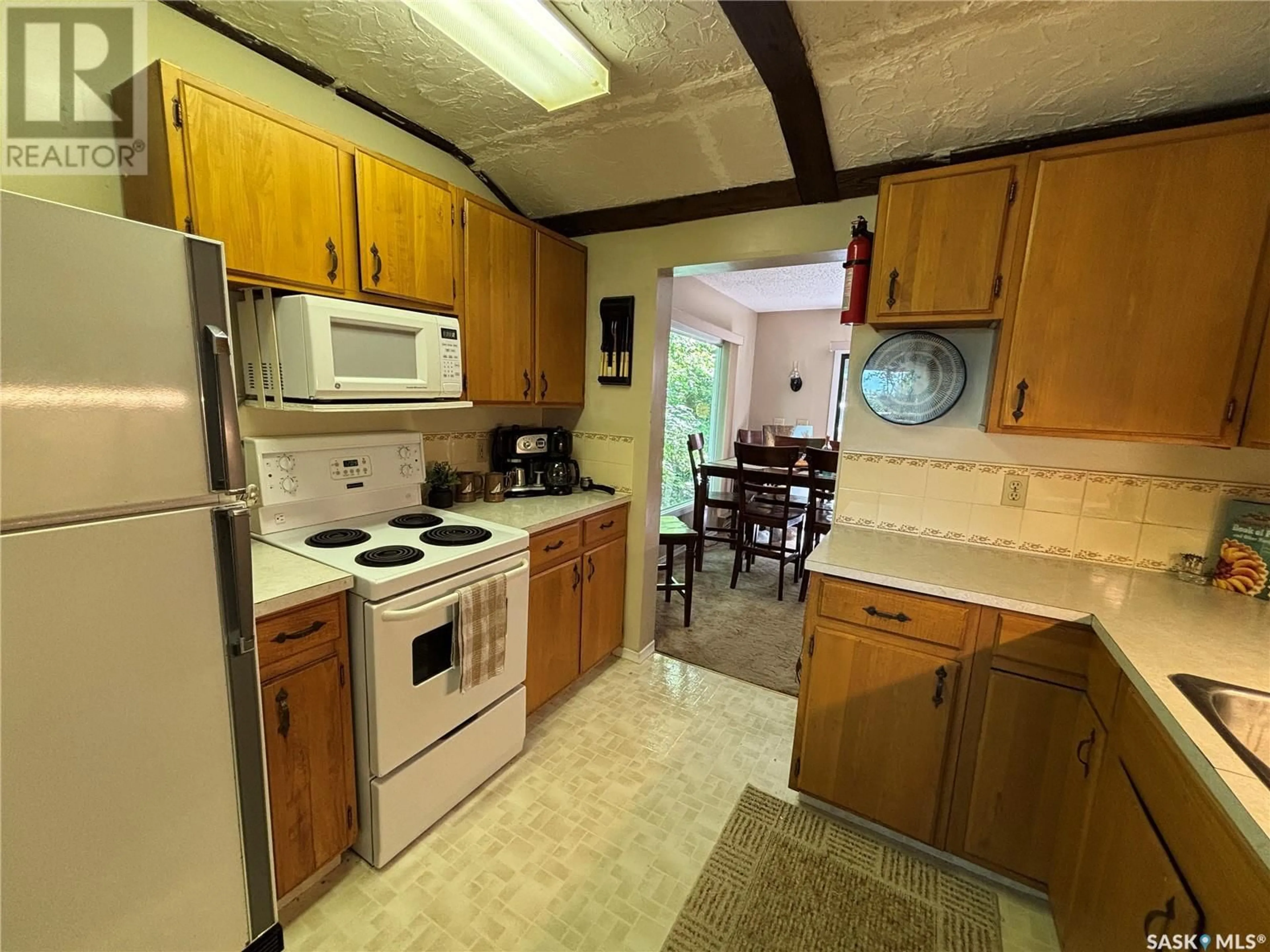 Standard kitchen, unknown for 232 GREEN AVENUE, Regina Beach Saskatchewan S0G4C0