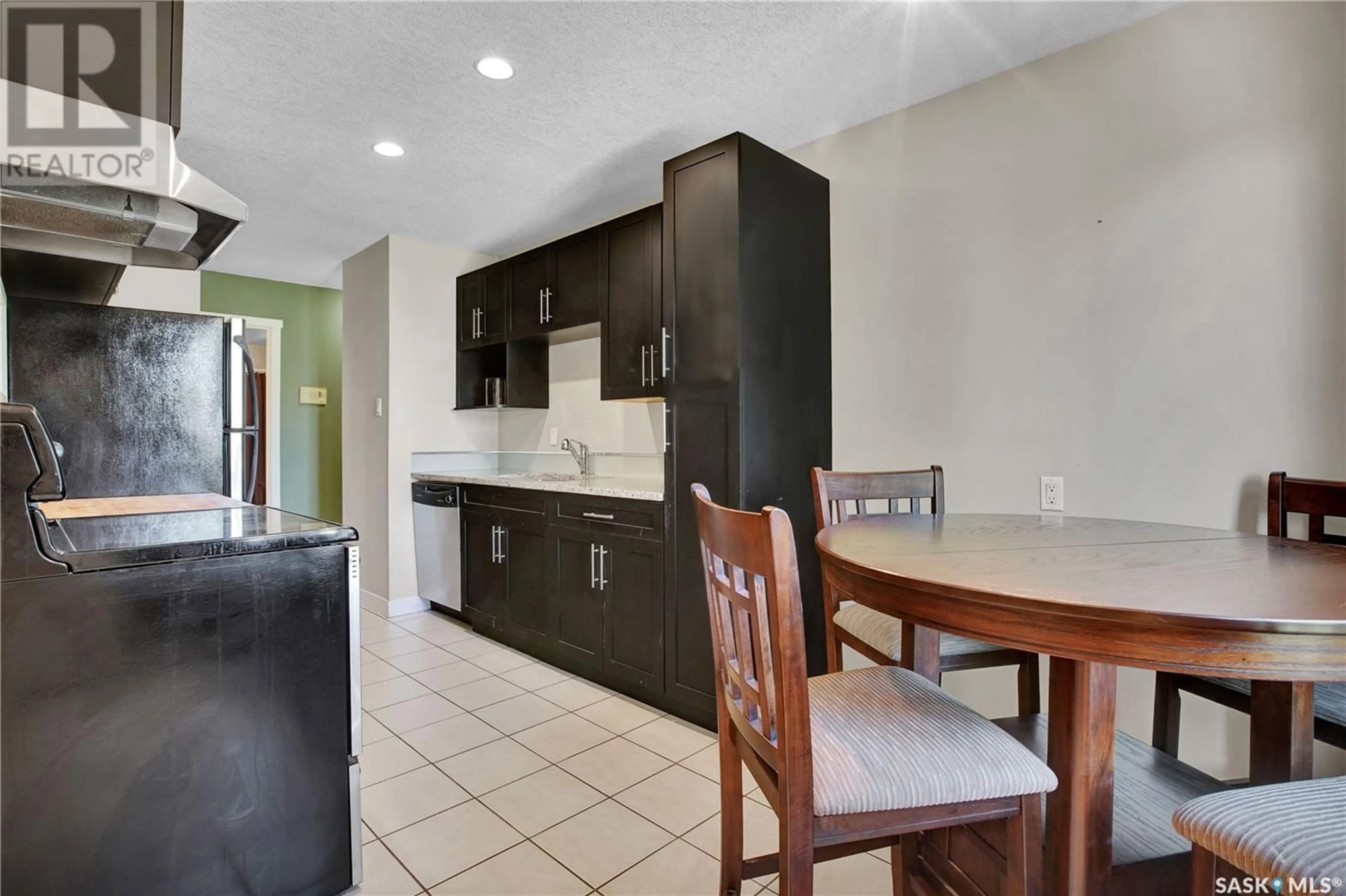 Standard kitchen, ceramic/tile floor for 905 4TH AVENUE, Saskatoon Saskatchewan S7K2N5