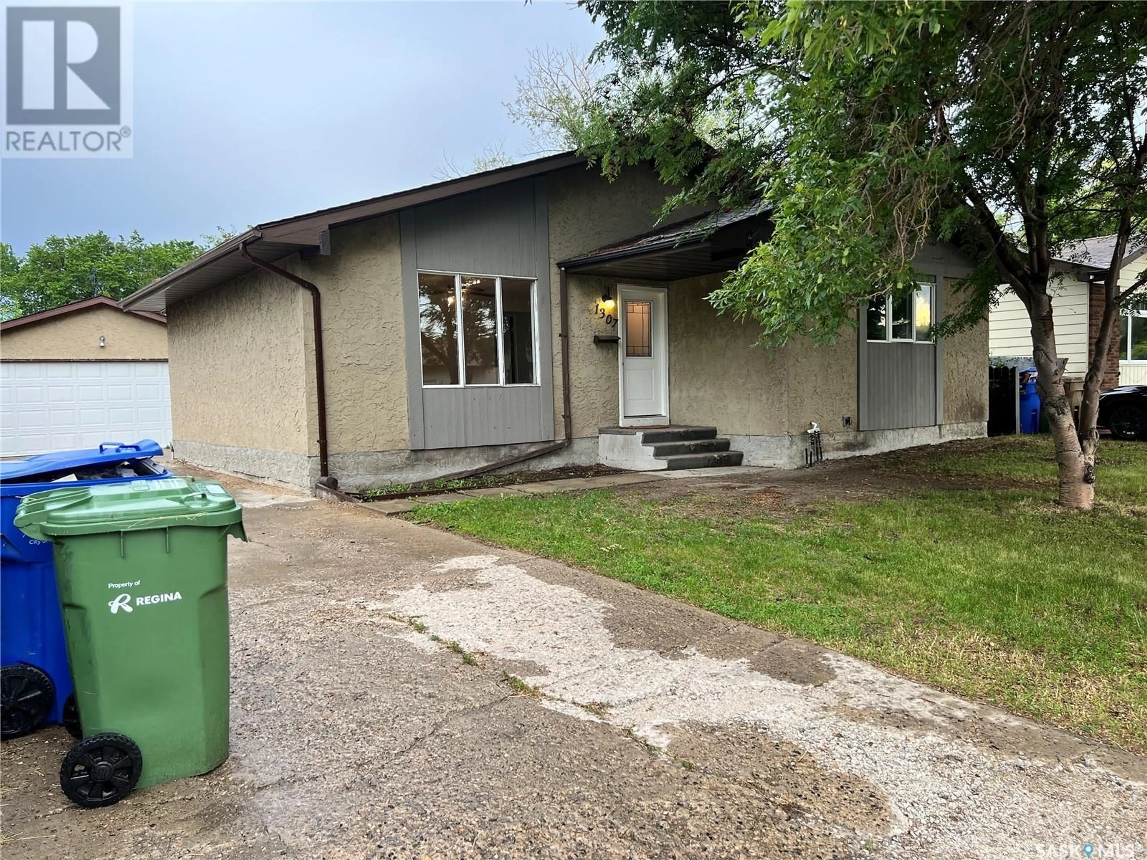 A pic from outside/outdoor area/front of a property/back of a property/a pic from drone, street for 1307 FLEET STREET, Regina Saskatchewan S4N5G3