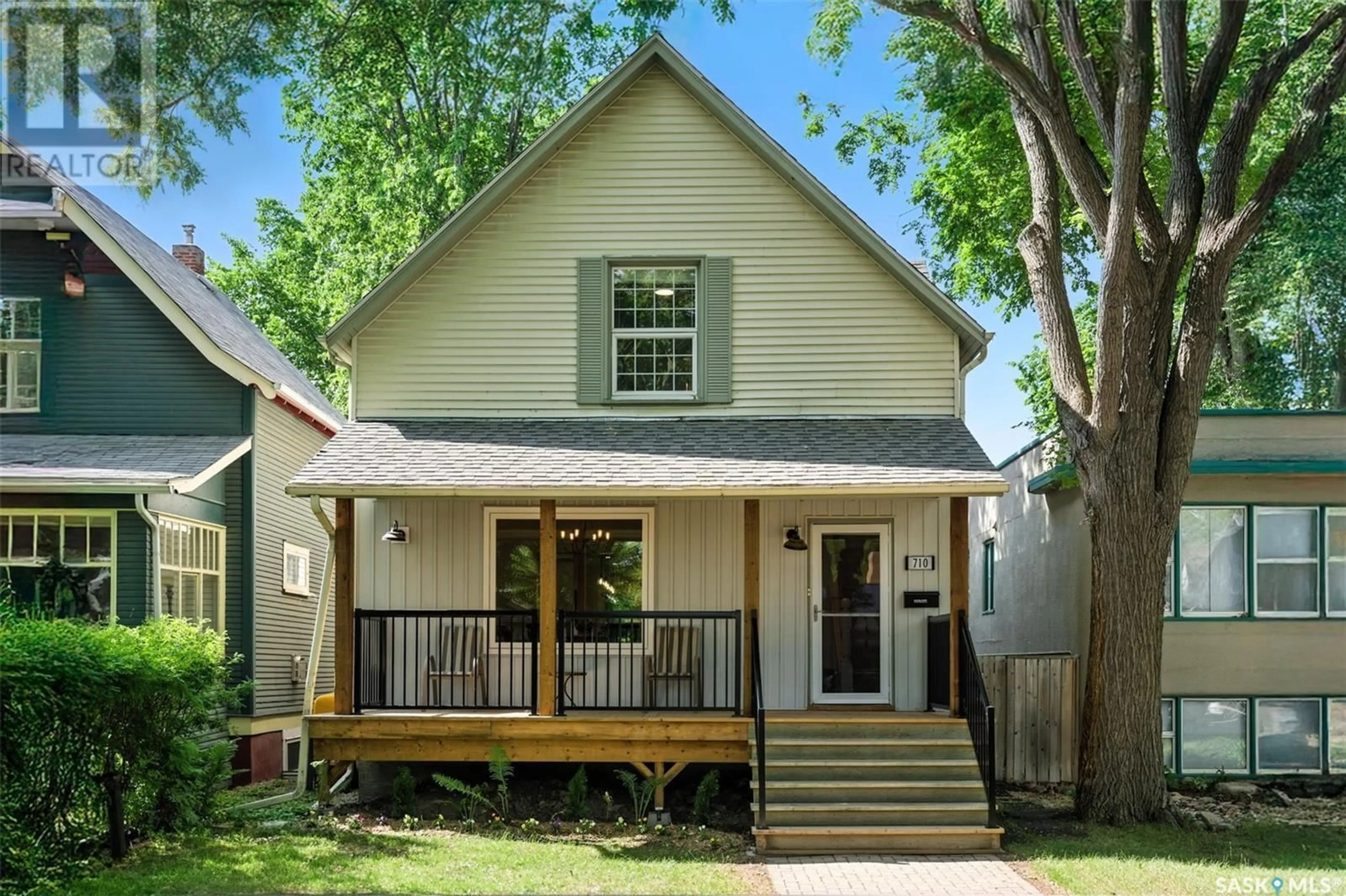 Home with vinyl exterior material, street for 710 10TH STREET, Saskatoon Saskatchewan S7H0H1