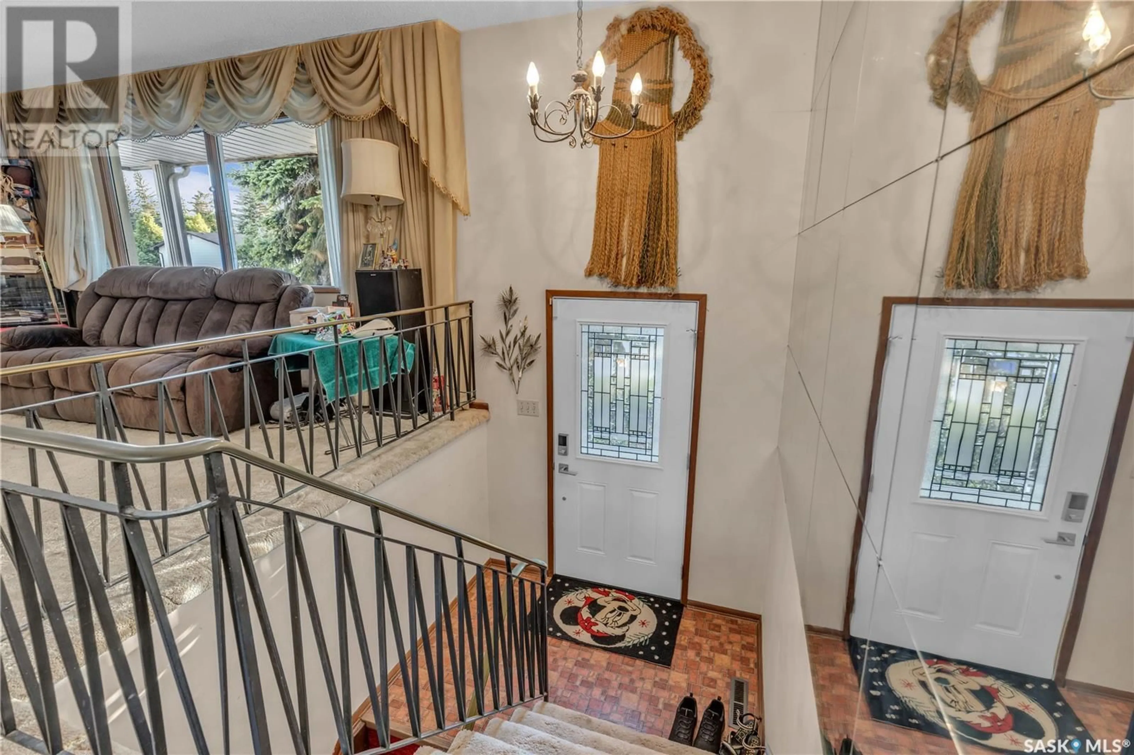 Indoor foyer for 5 ATHABASCA CRESCENT, Saskatoon Saskatchewan S7K1G8