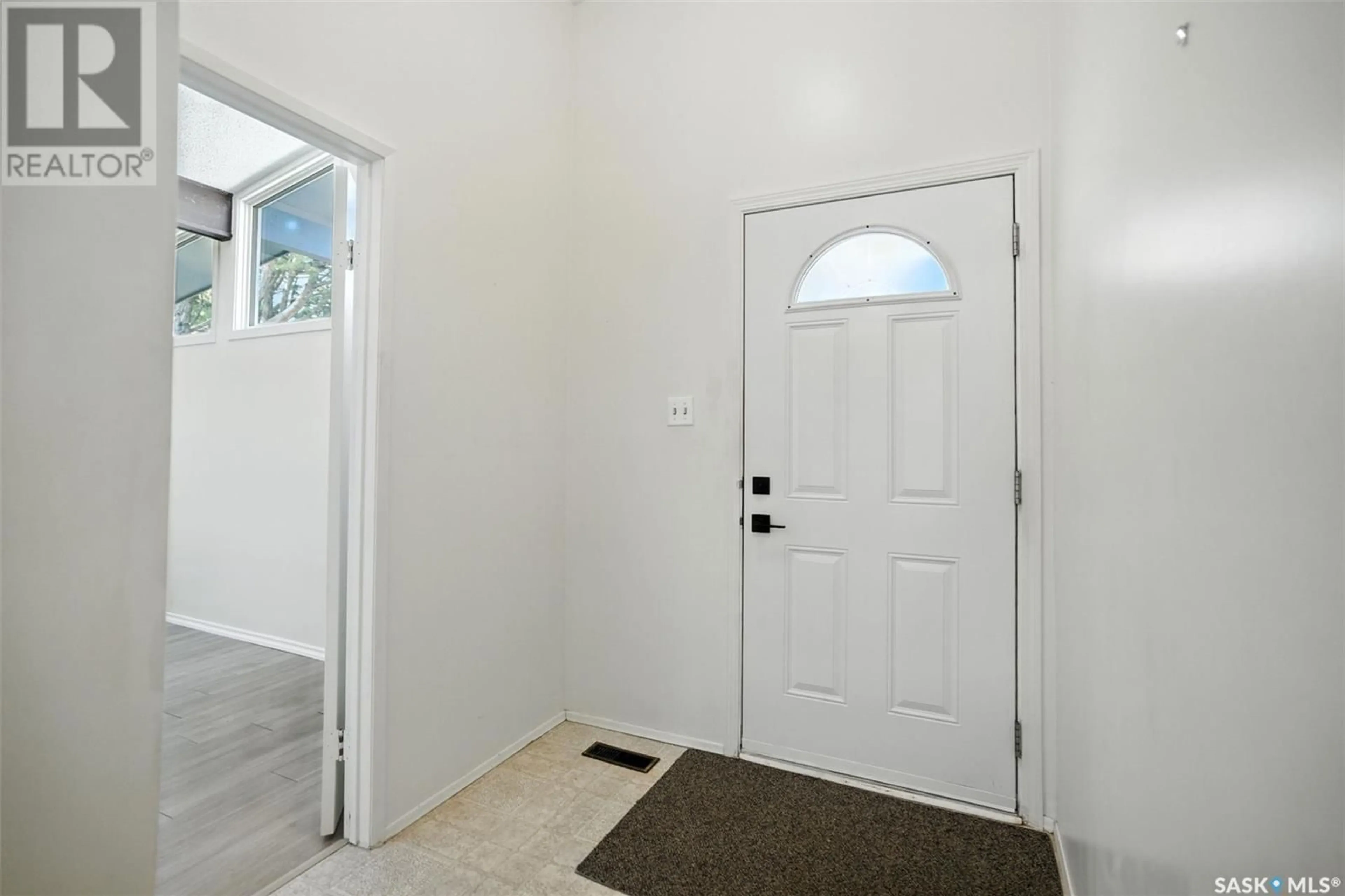 Indoor entryway for 358 ANDERSON CRESCENT, Saskatoon Saskatchewan S7H4A3