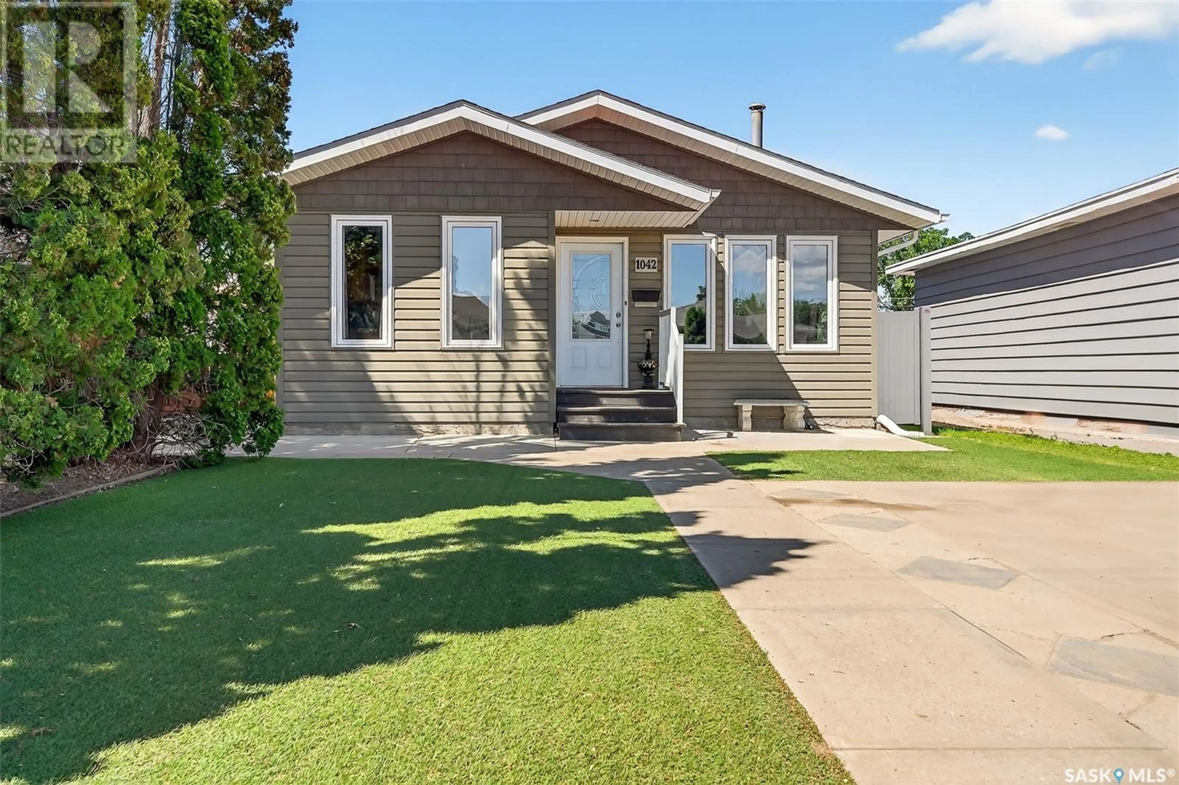 Home with vinyl exterior material, street for 1042 MONTGOMERY STREET, Moose Jaw Saskatchewan S6H2X1