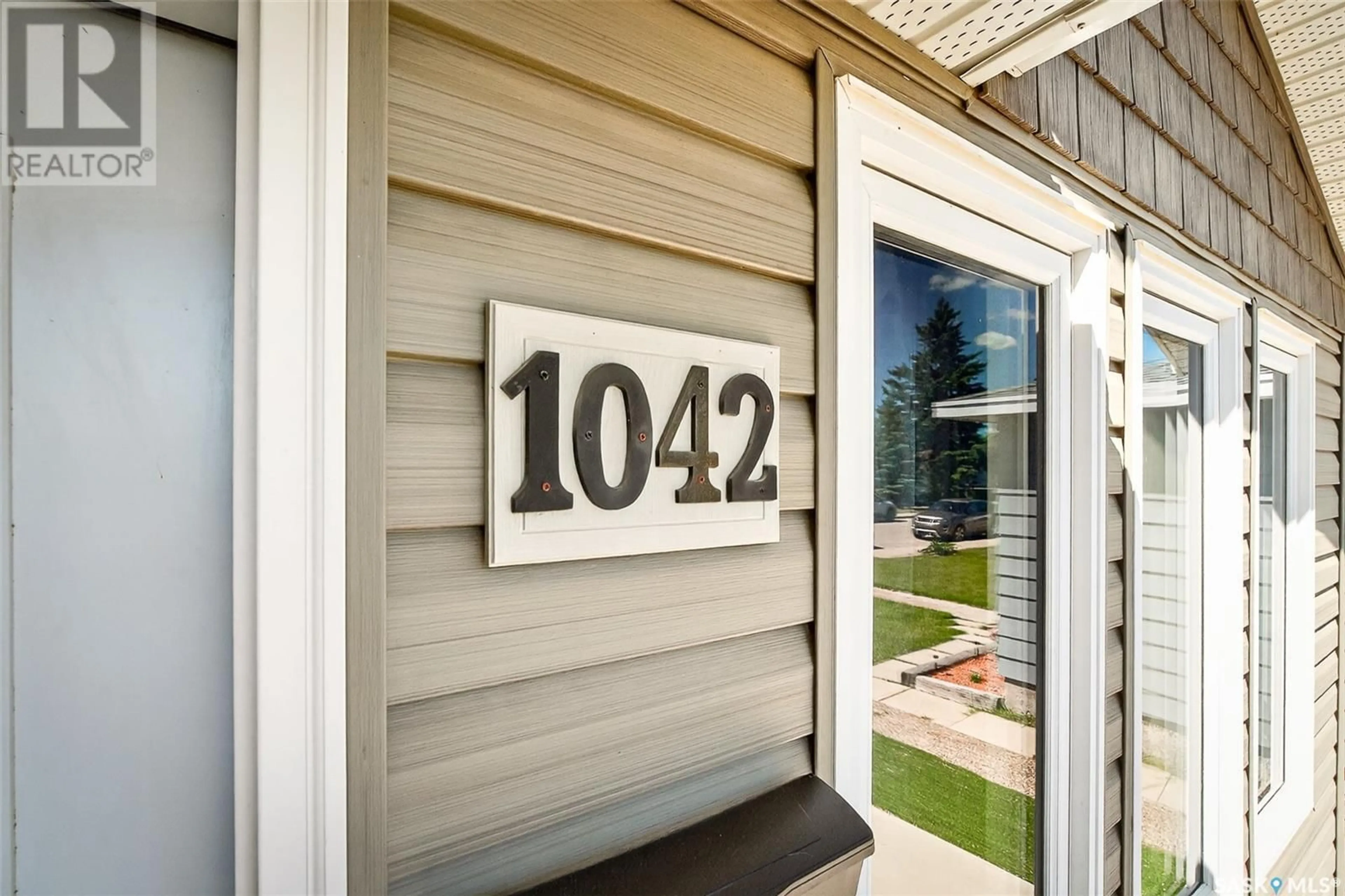 Indoor entryway for 1042 MONTGOMERY STREET, Moose Jaw Saskatchewan S6H2X1