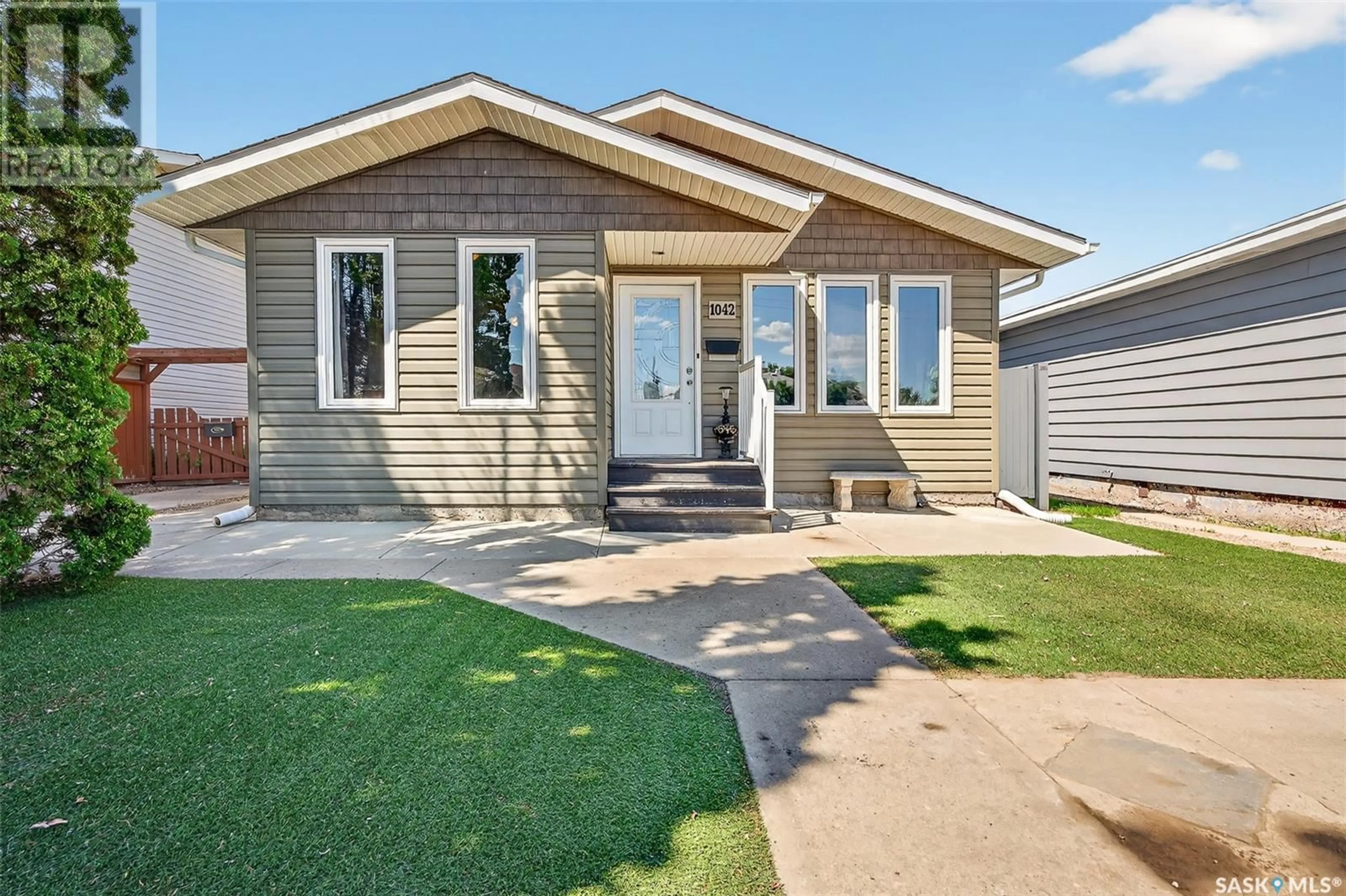 Home with vinyl exterior material, street for 1042 MONTGOMERY STREET, Moose Jaw Saskatchewan S6H2X1