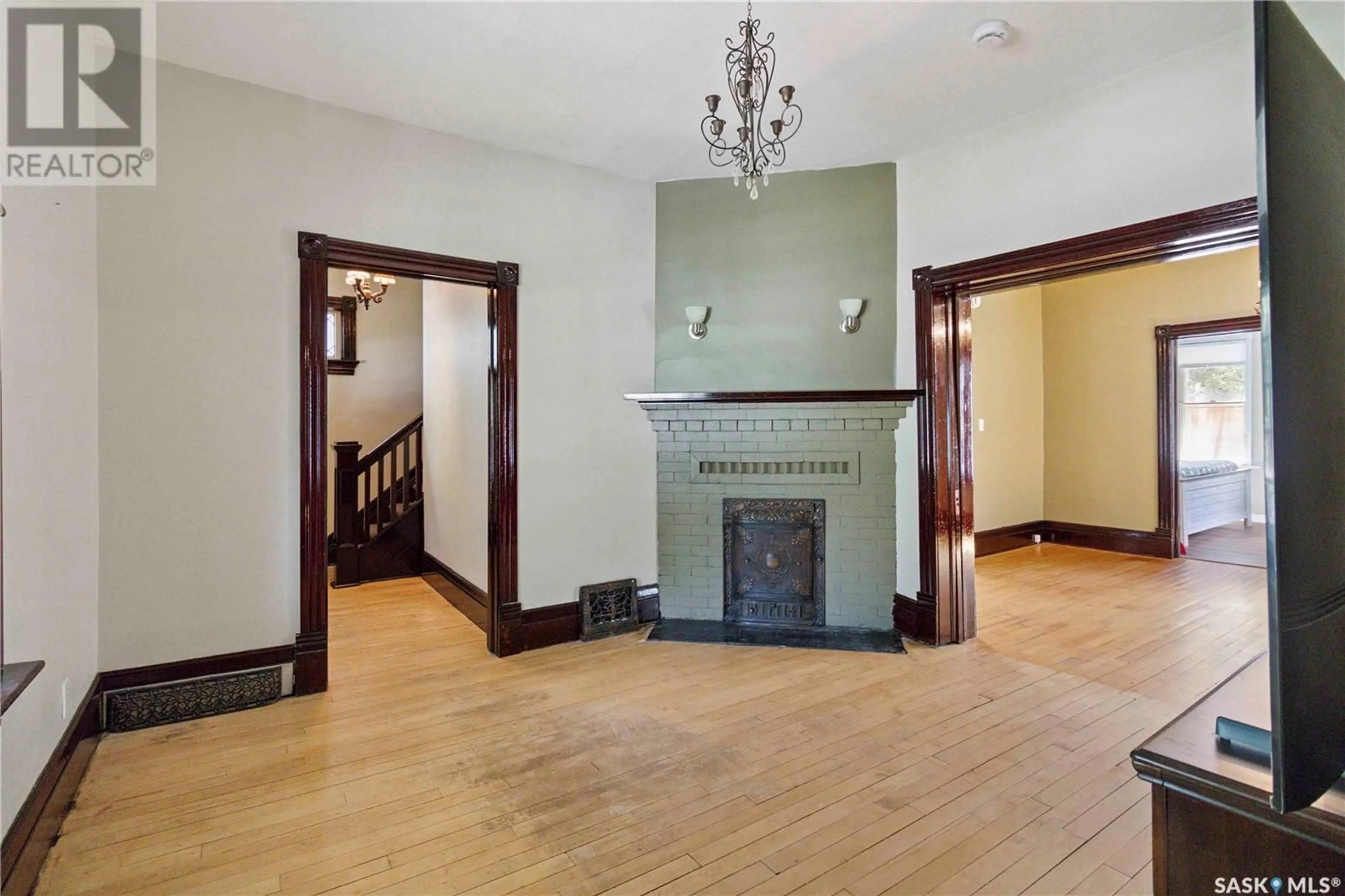 Indoor foyer for 216 8TH STREET, Saskatoon Saskatchewan S7H0P3