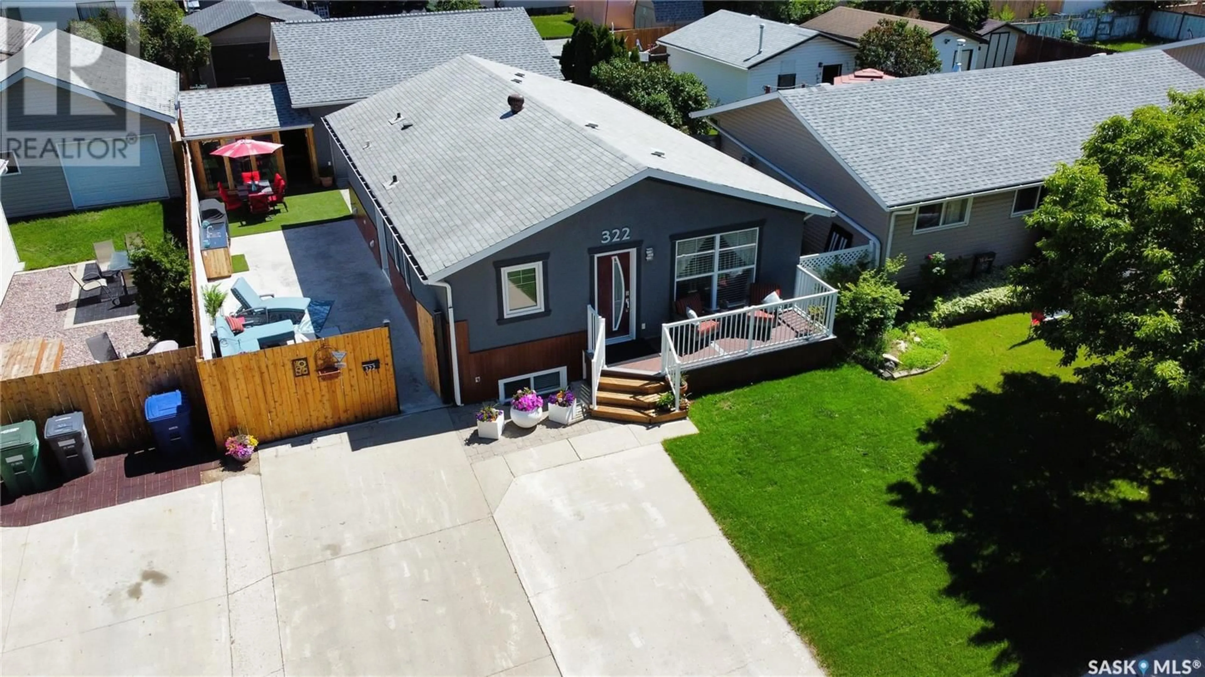 A pic from outside/outdoor area/front of a property/back of a property/a pic from drone, street for 322 VANIER CRESCENT, Saskatoon Saskatchewan S7L5H8