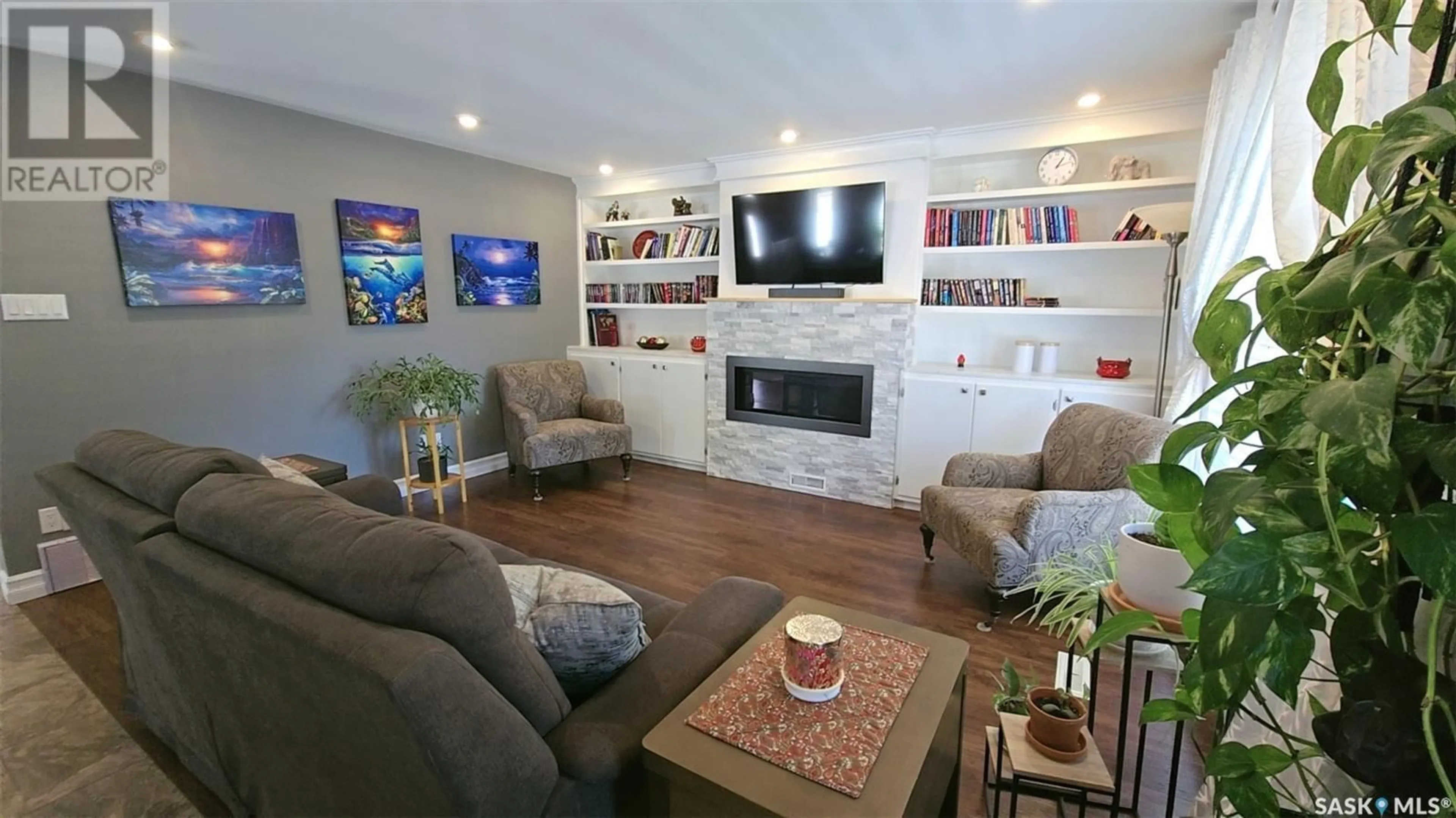 Living room with furniture, wood/laminate floor for 322 VANIER CRESCENT, Saskatoon Saskatchewan S7L5H8
