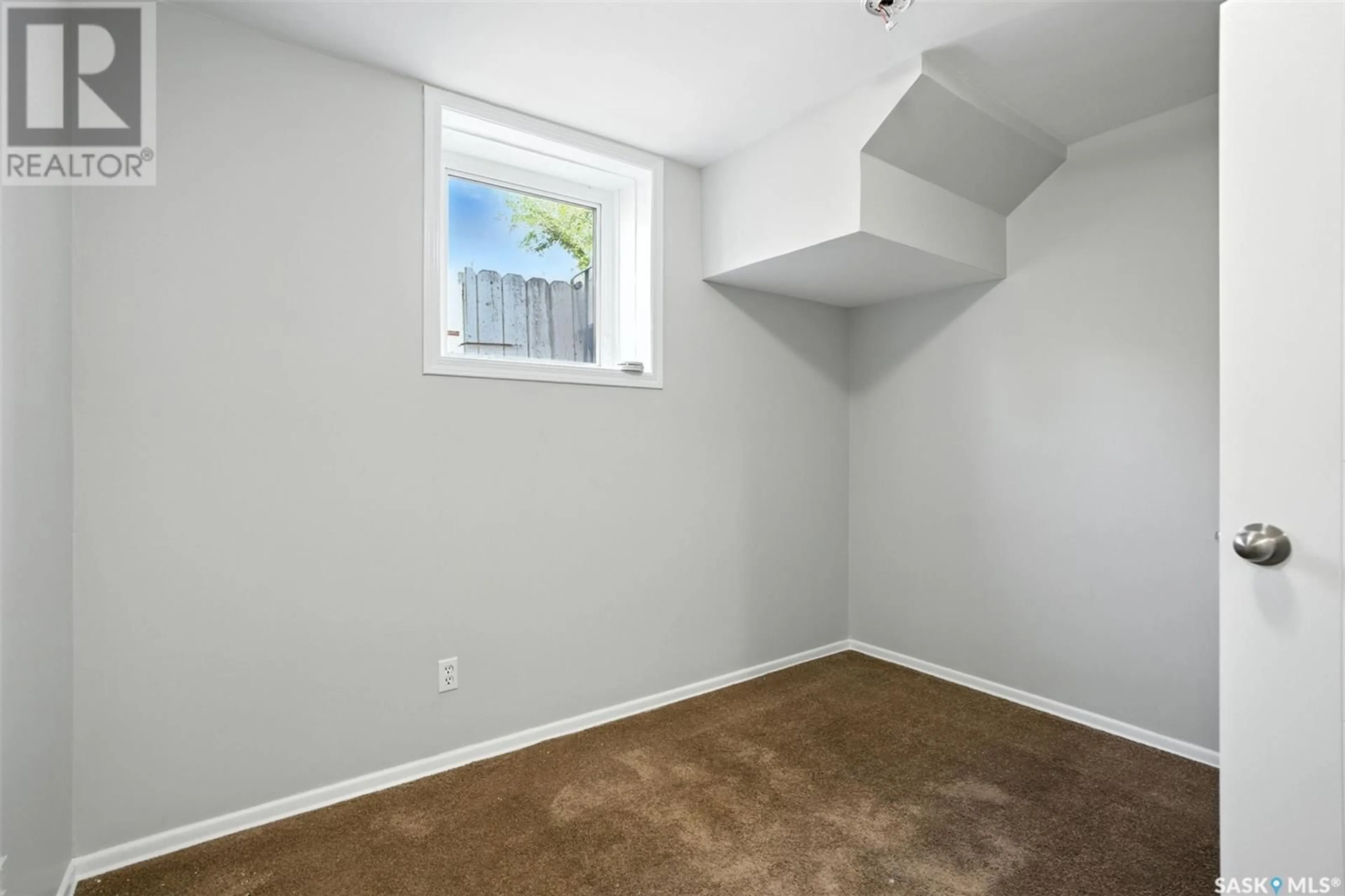 A pic of a room for 402 I AVENUE, Saskatoon Saskatchewan S7M1Y4