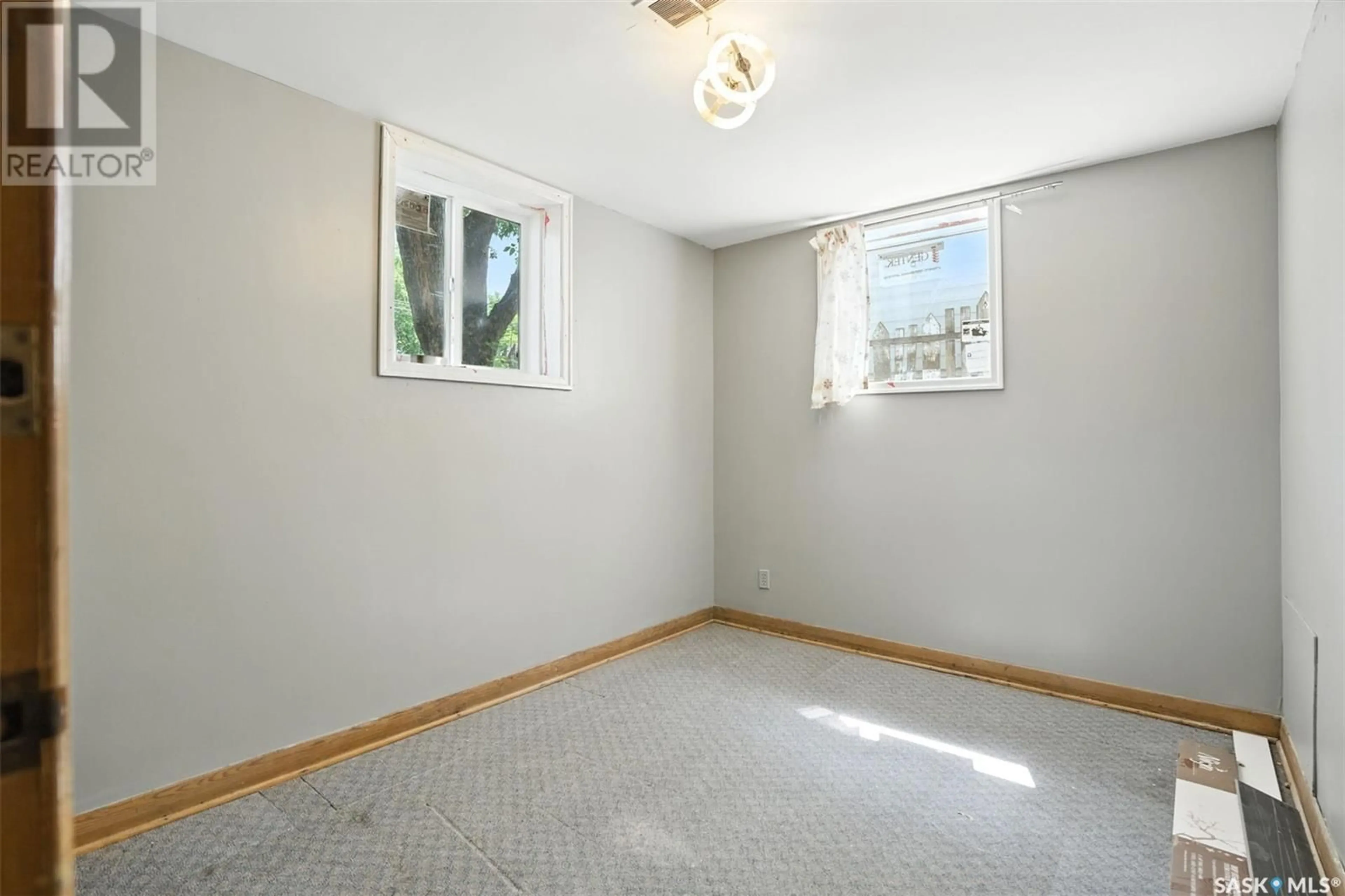 A pic of a room for 402 I AVENUE, Saskatoon Saskatchewan S7M1Y4
