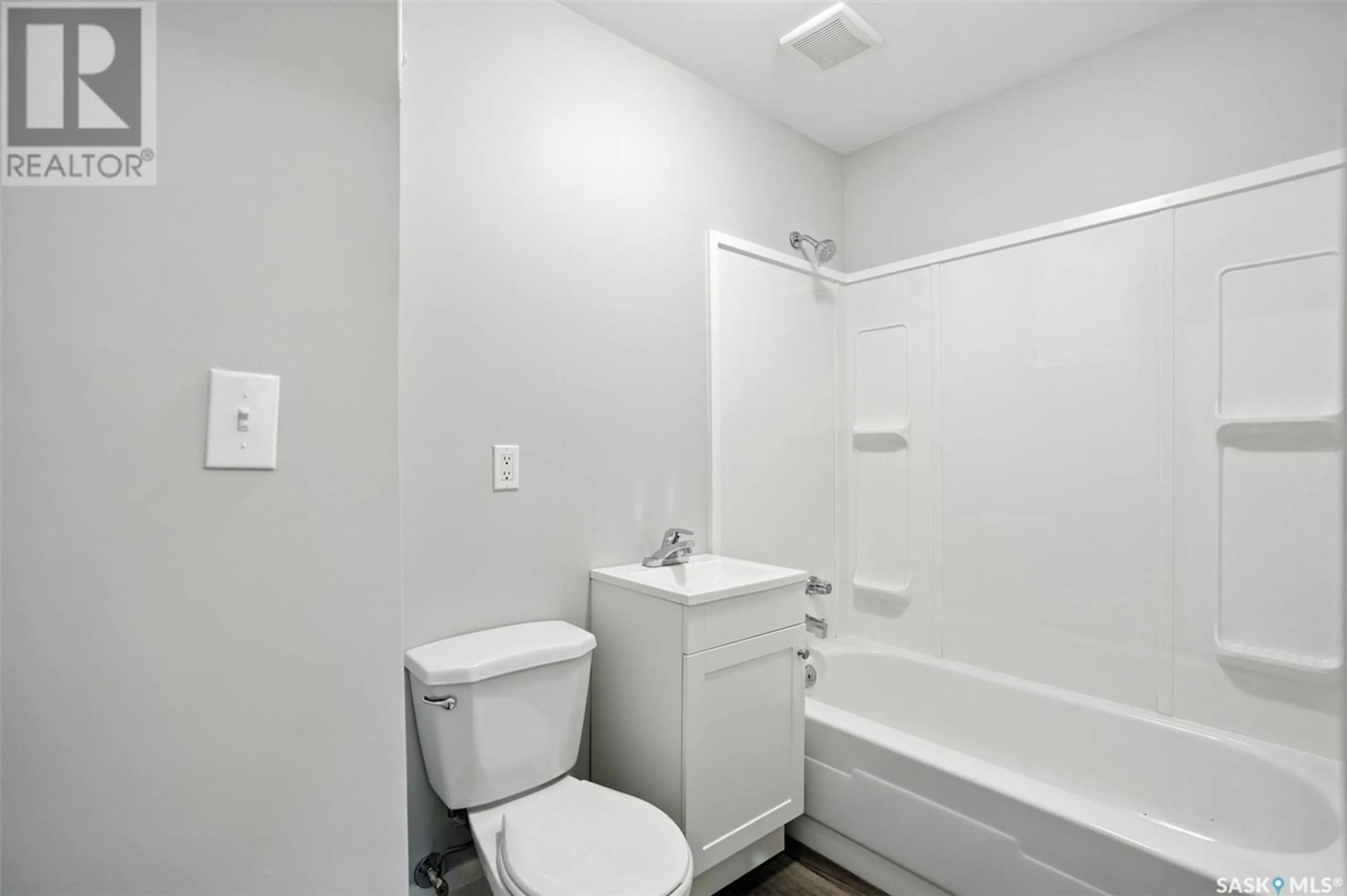 Standard bathroom, unknown for 402 I AVENUE, Saskatoon Saskatchewan S7M1Y4