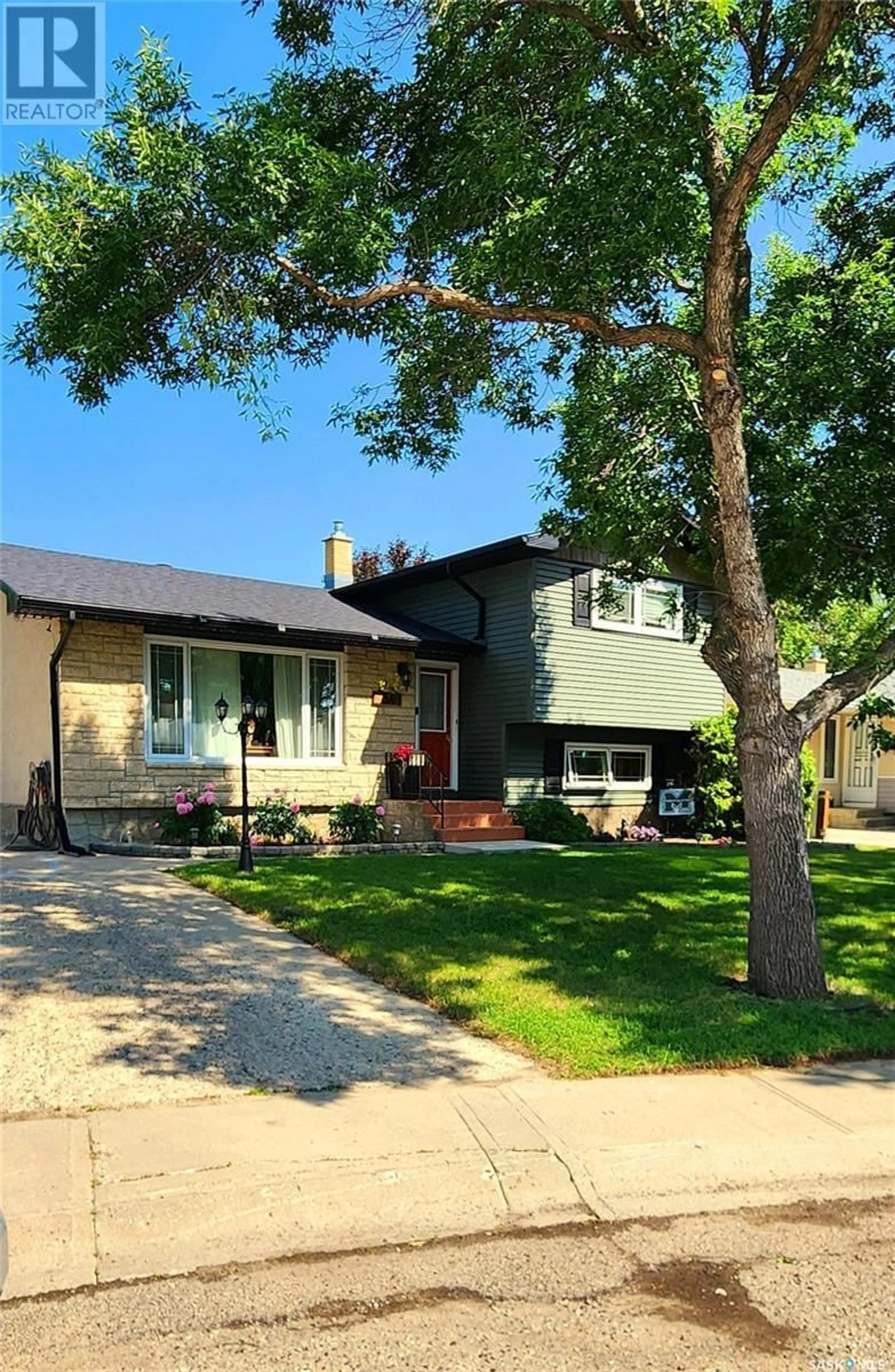 Home with vinyl exterior material, street for 34 LLOYD BAY, Regina Saskatchewan S4R5T6