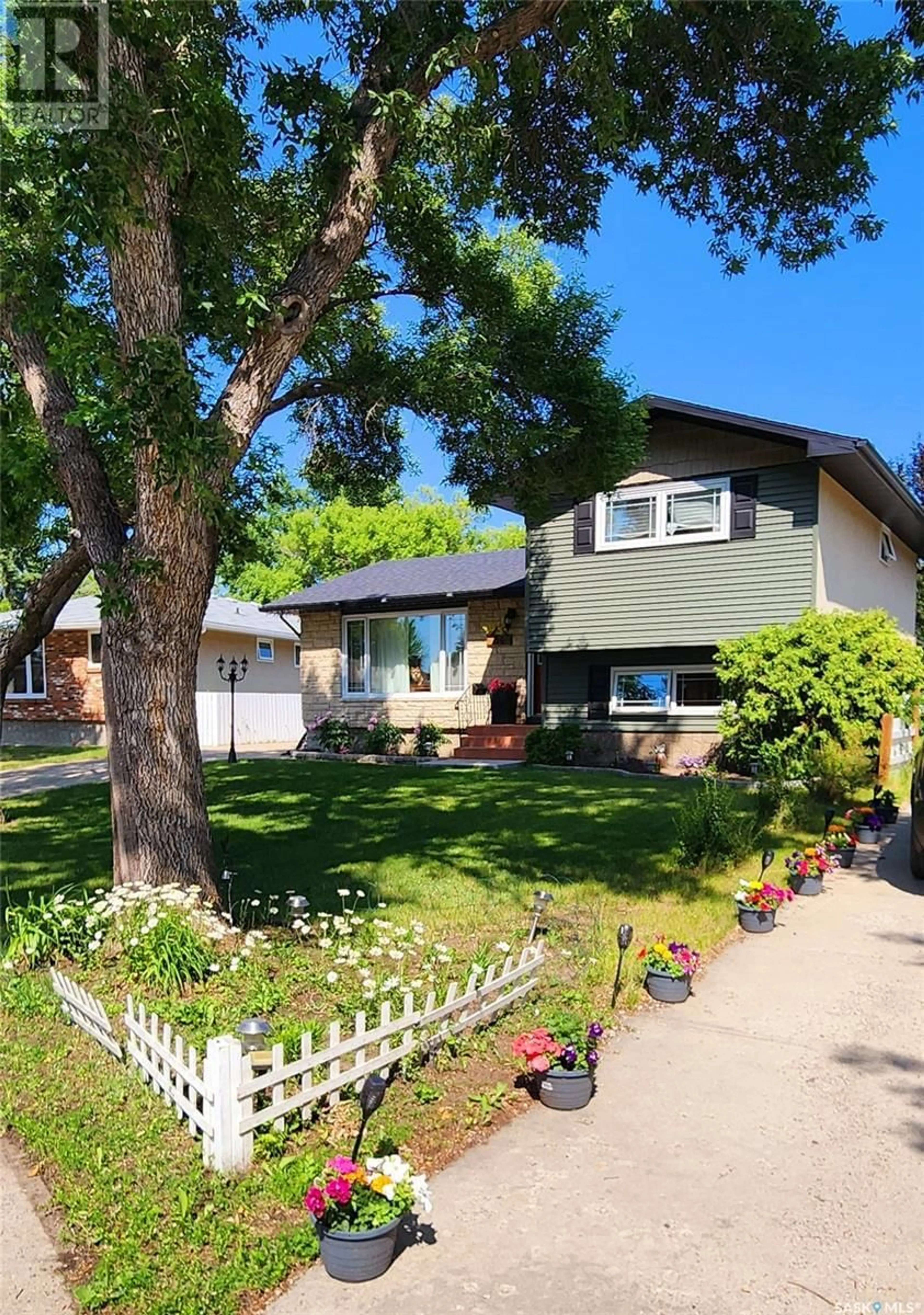 Home with vinyl exterior material, street for 34 LLOYD BAY, Regina Saskatchewan S4R5T6
