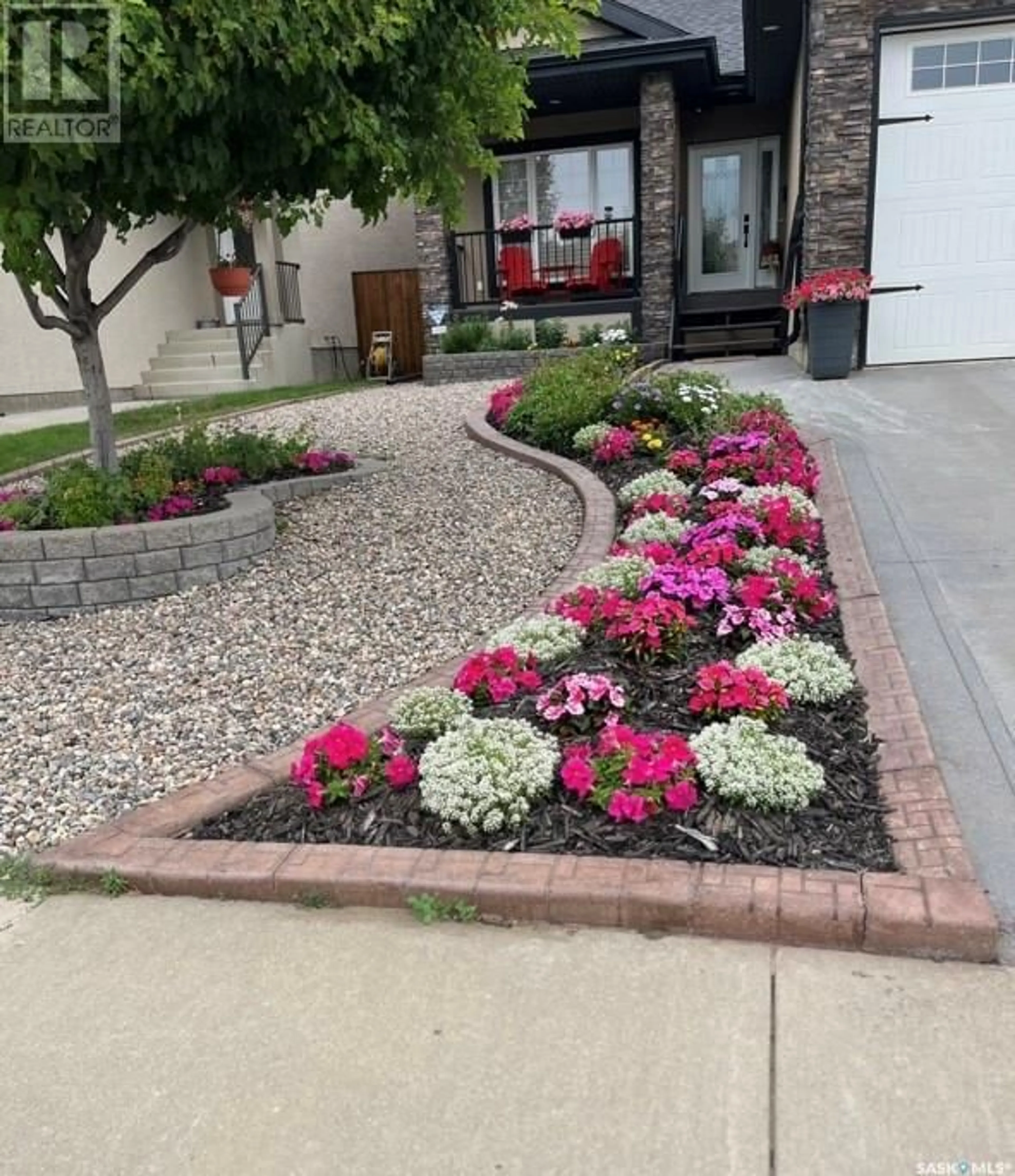 Patio, street for 131 SNELL CRESCENT, Saskatoon Saskatchewan S7T0M7