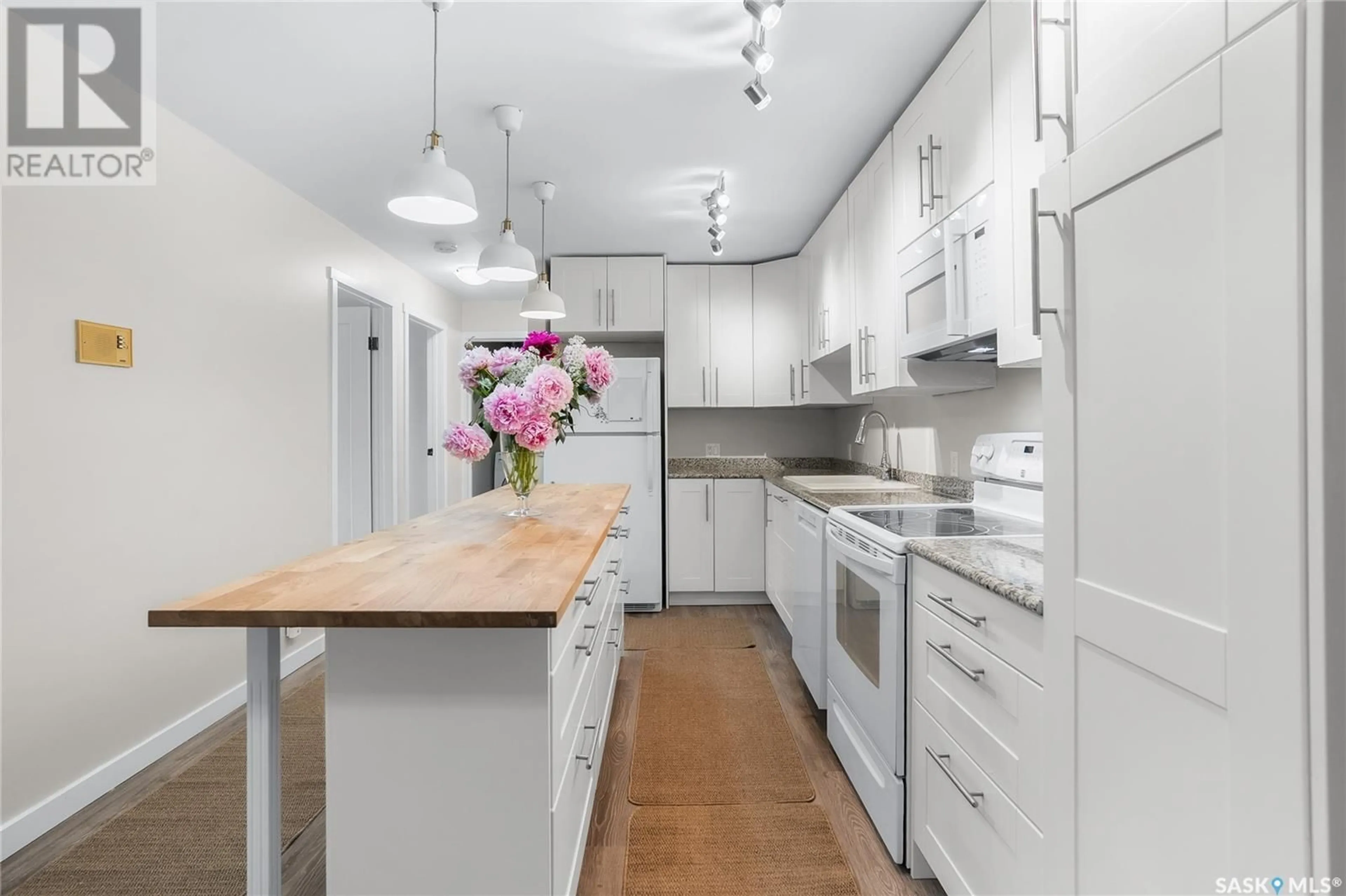 Contemporary kitchen, wood/laminate floor for 206 - 307 TAIT CRESCENT, Saskatoon Saskatchewan S7H5L6