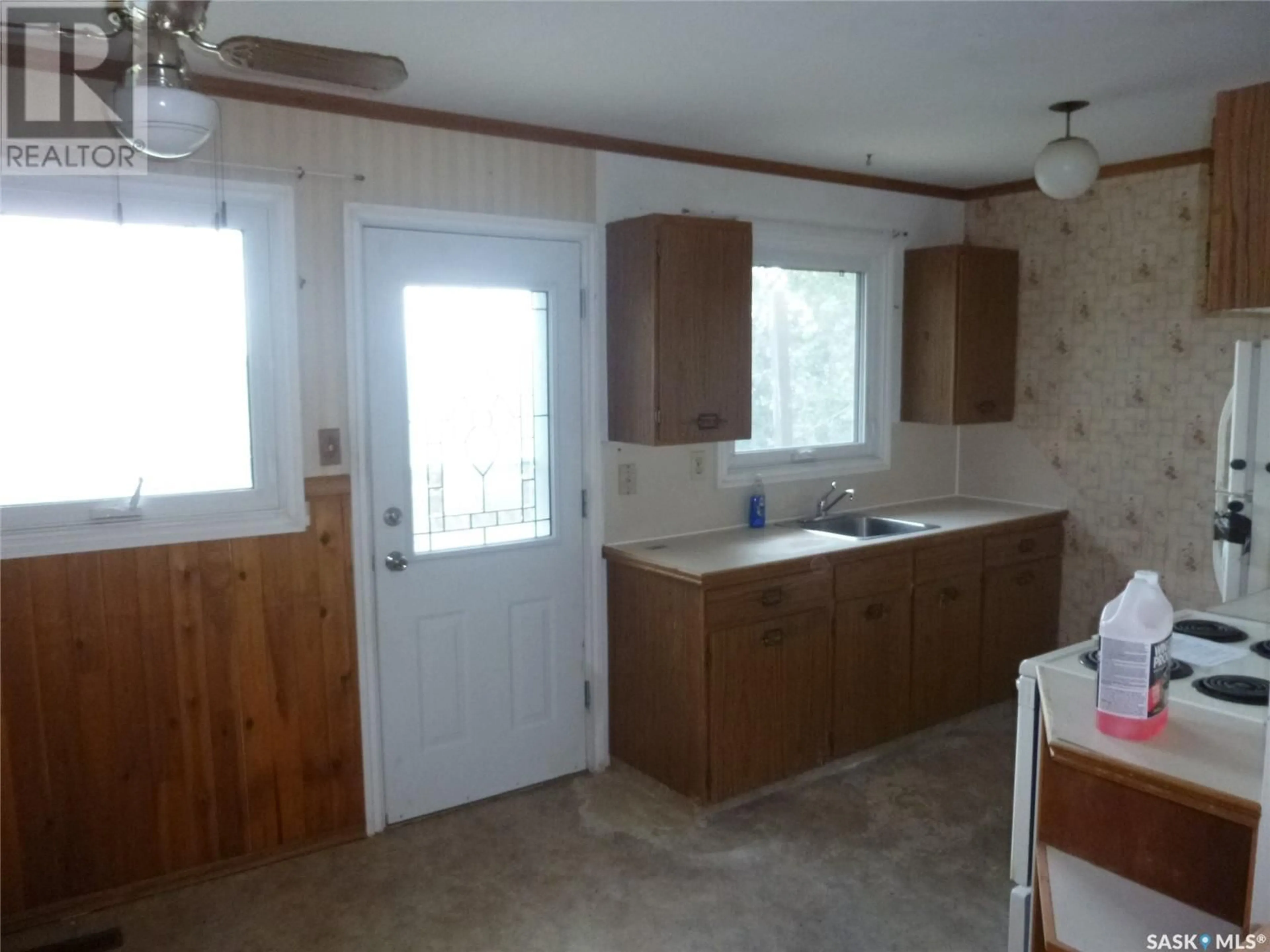 Standard kitchen, unknown for 1543 STADACONA W, Moose Jaw Saskatchewan S6H6S3