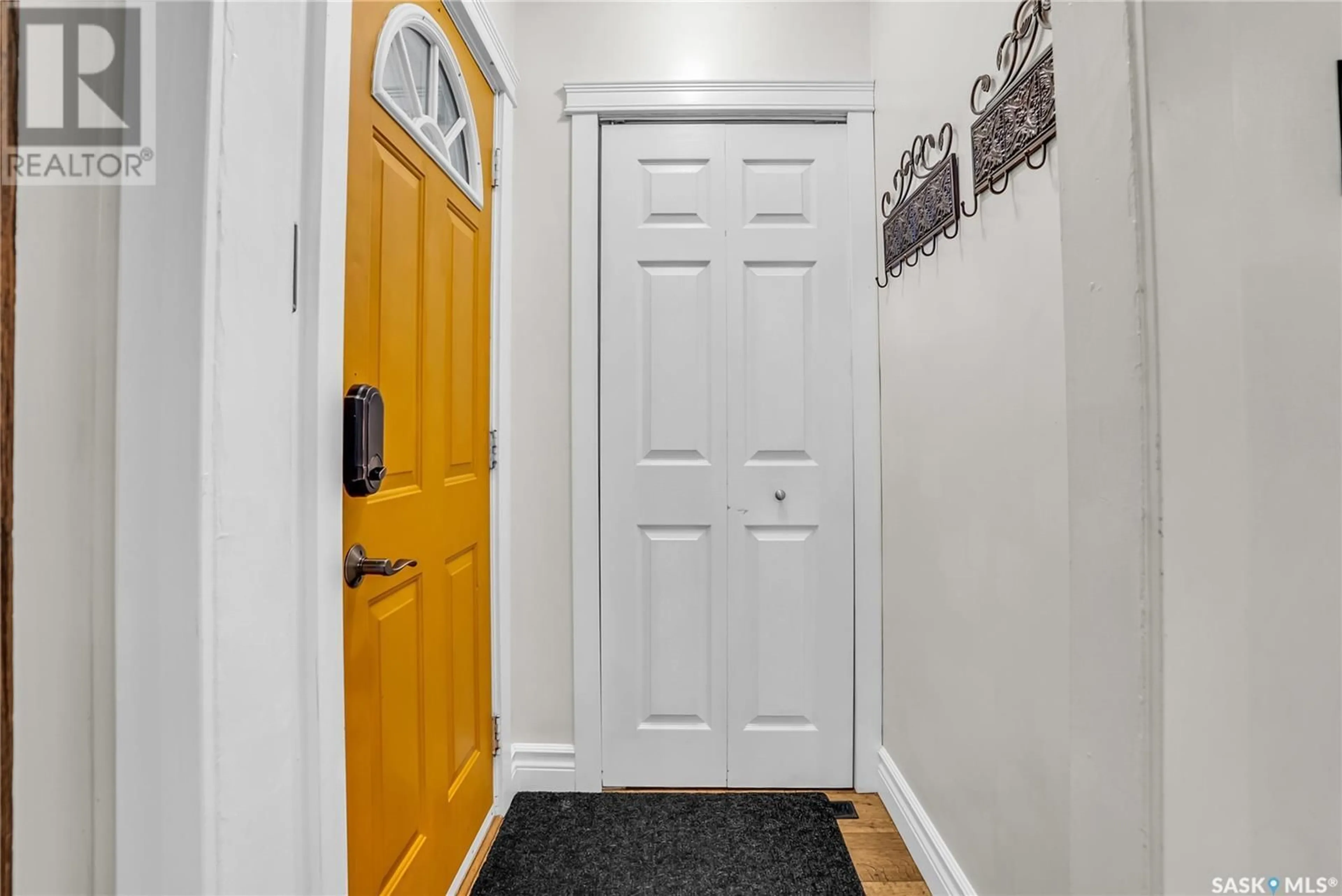 Indoor entryway for 834 5TH STREET, Saskatoon Saskatchewan S7H1G9