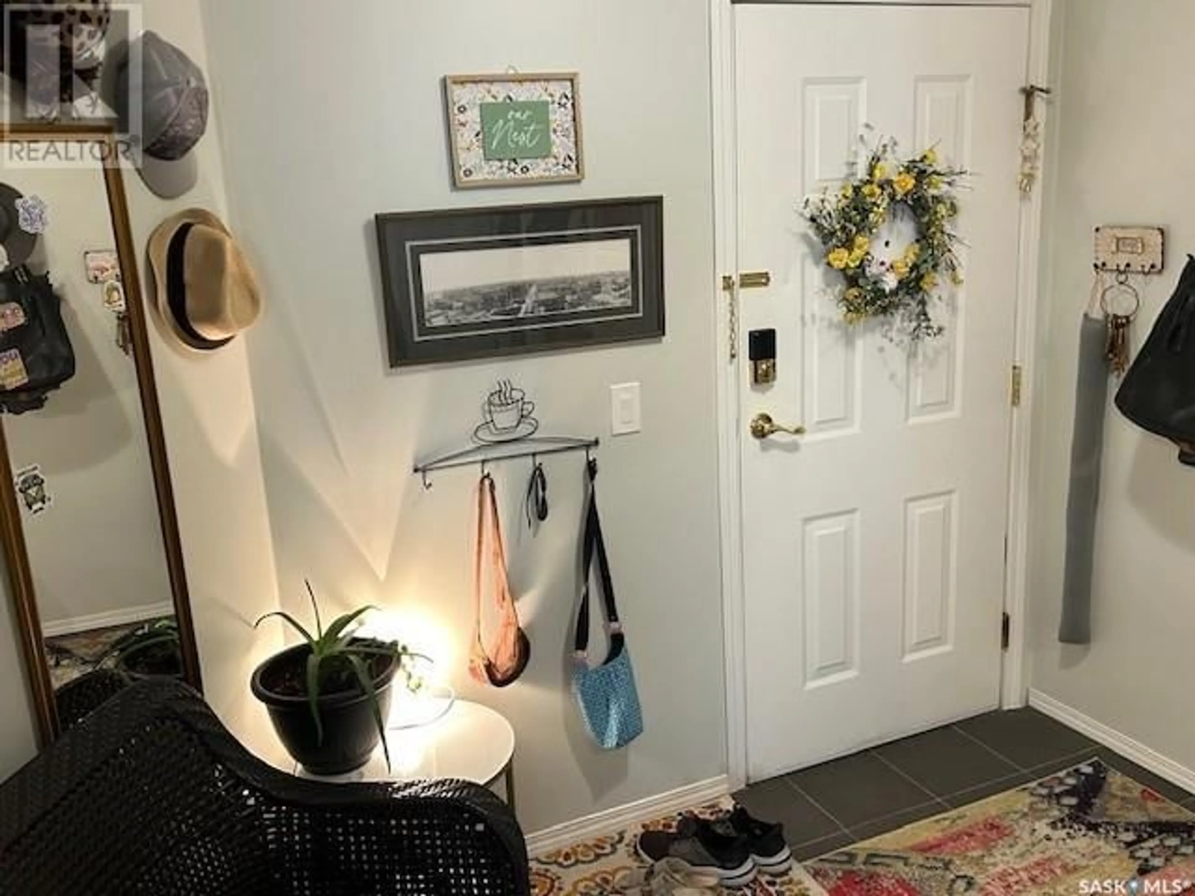 Indoor entryway for 201 2217 ANGUS STREET, Regina Saskatchewan S4T1A3