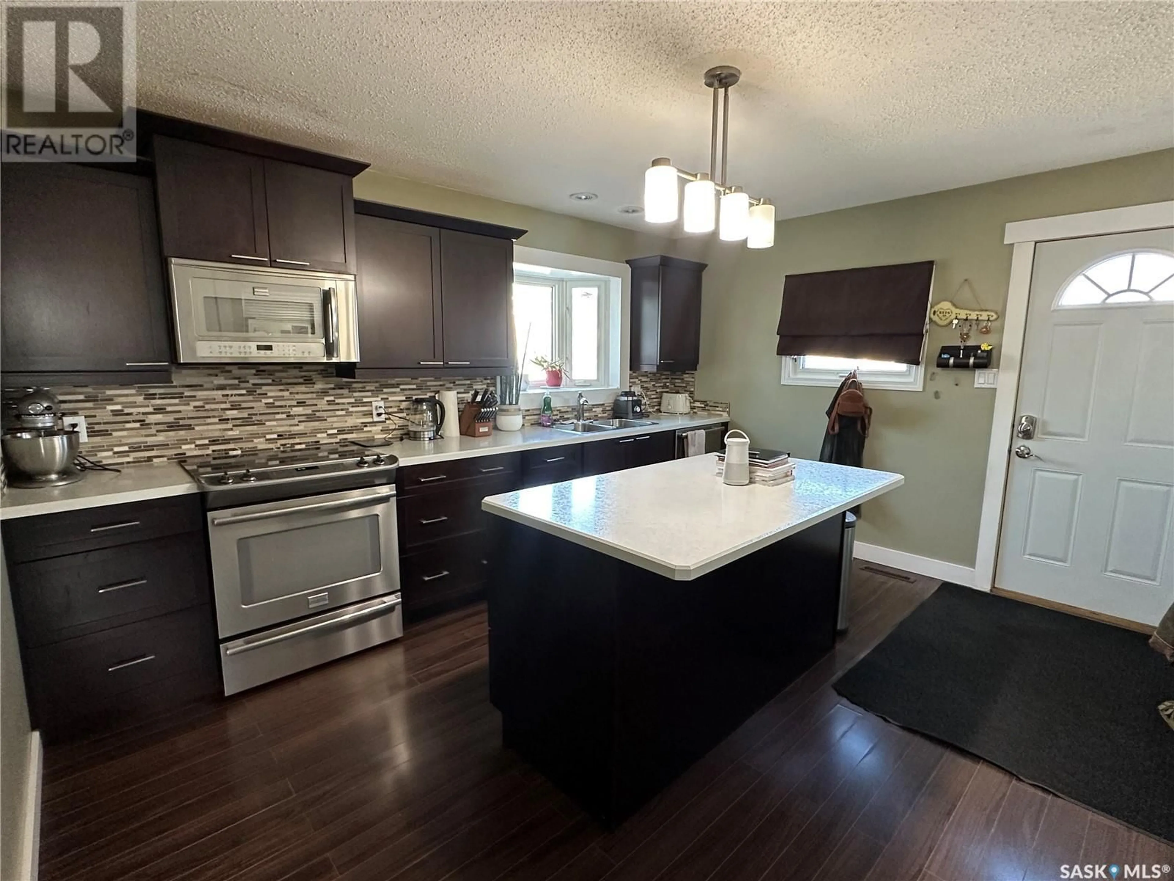 Open concept kitchen, unknown for 320 GOVERNMENT ROAD, Weyburn Saskatchewan S4H2A8