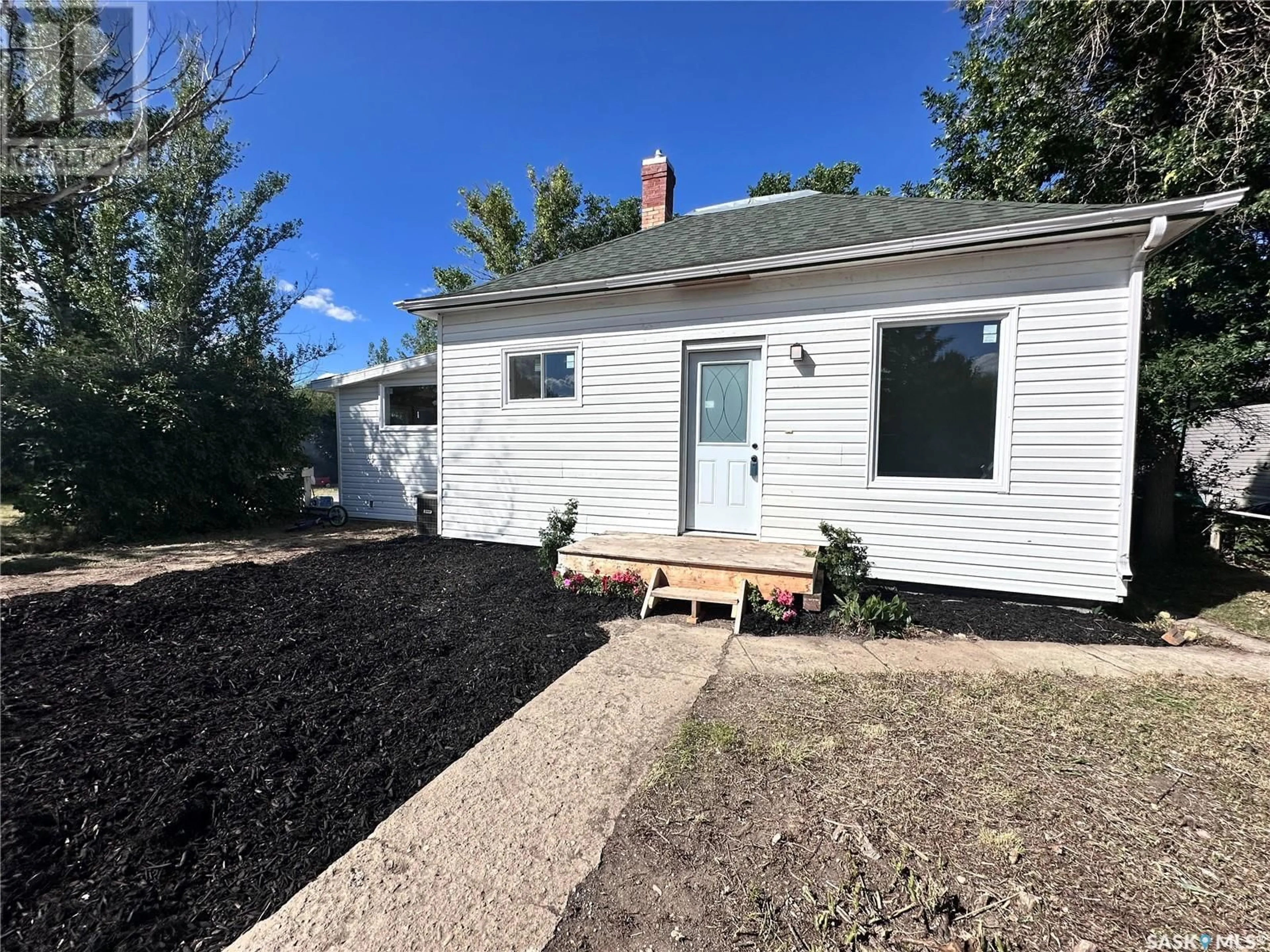 A pic from outside/outdoor area/front of a property/back of a property/a pic from drone, street for 210 ORIOLE AVENUE, Briercrest Saskatchewan S0H0K0